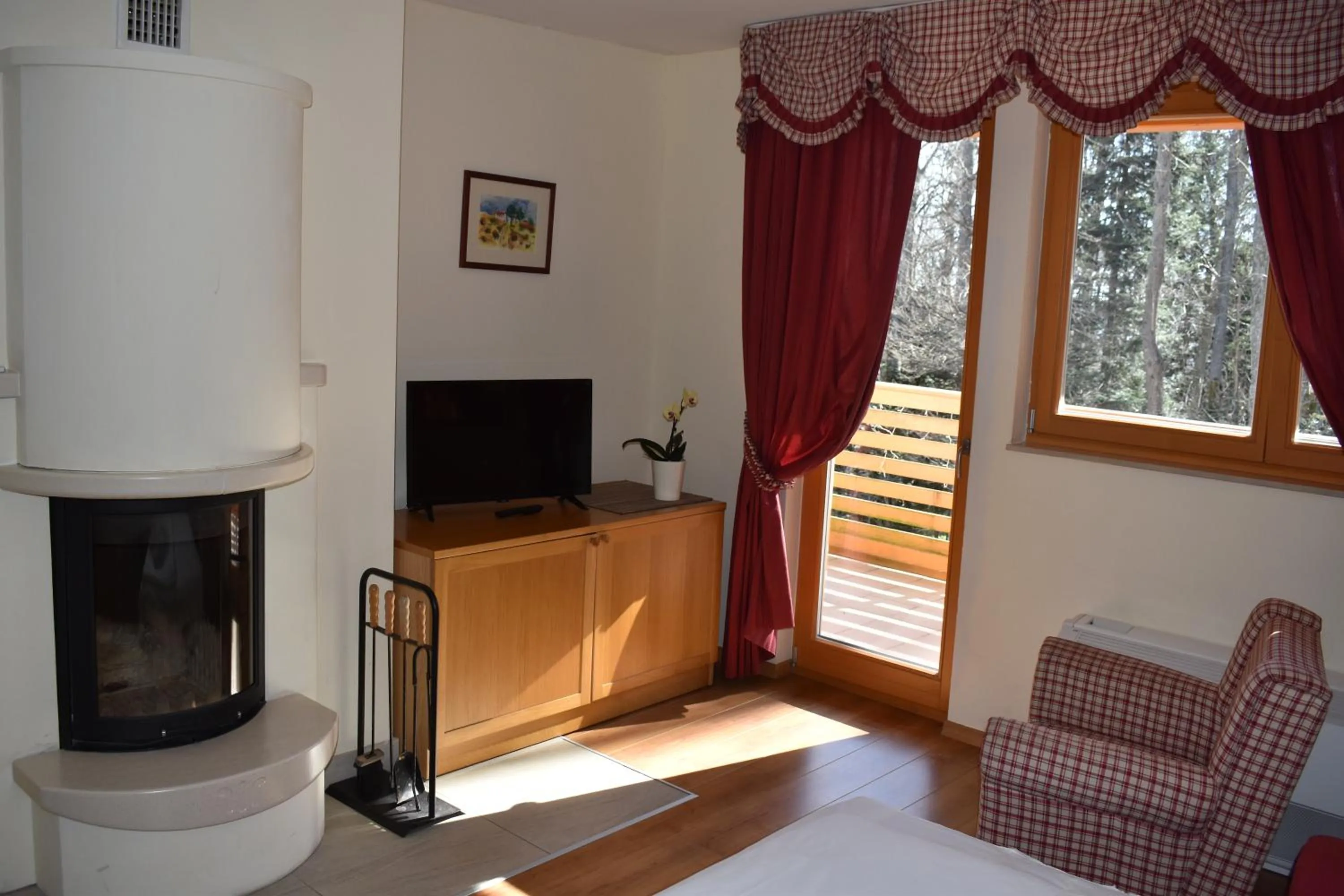 Communal lounge/ TV room in Aparthotel Snjezna Kraljica