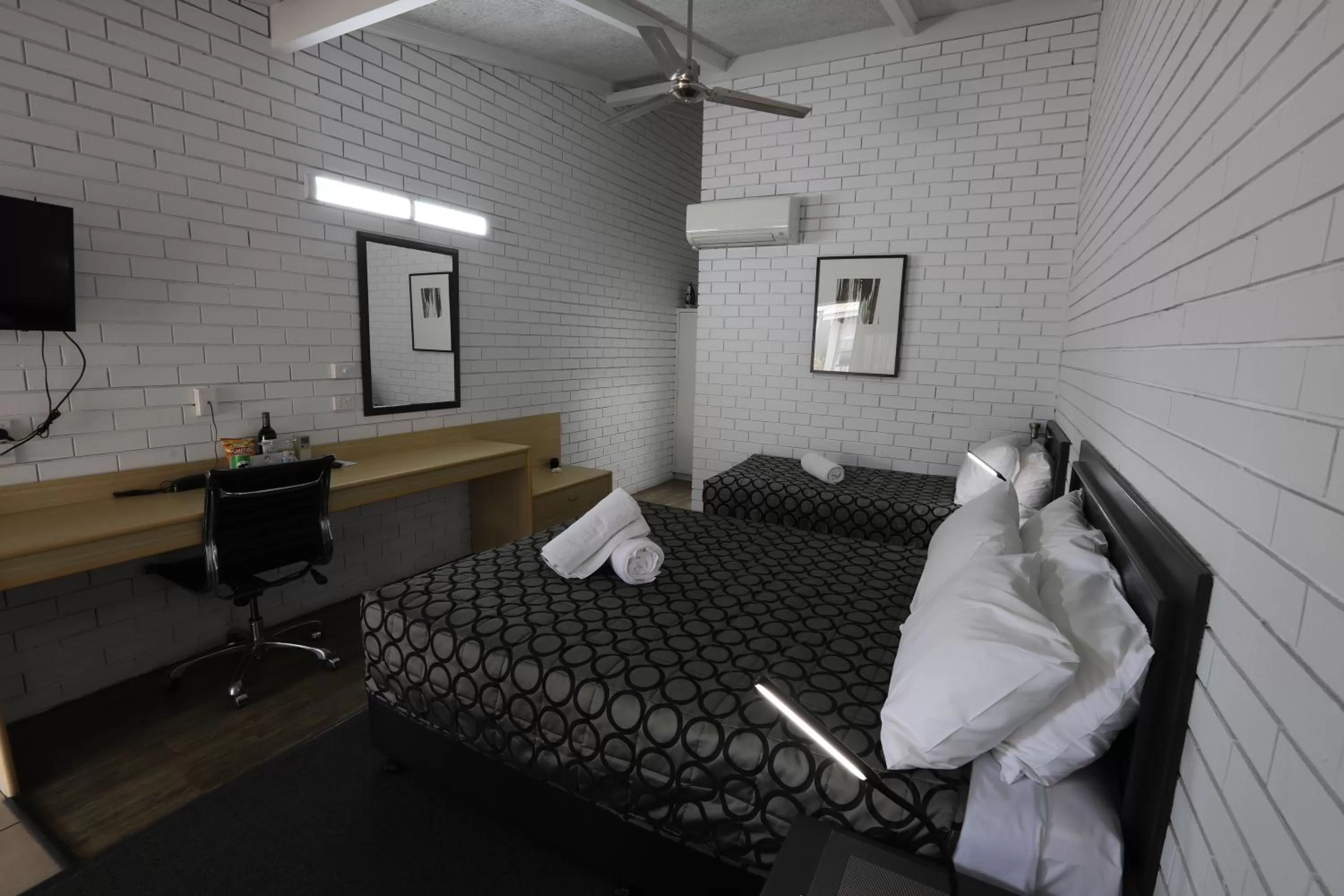 Bed in The Town House Motor Inn