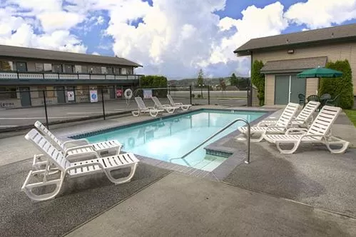 Swimming pool in Poulsbo Inn & Suites