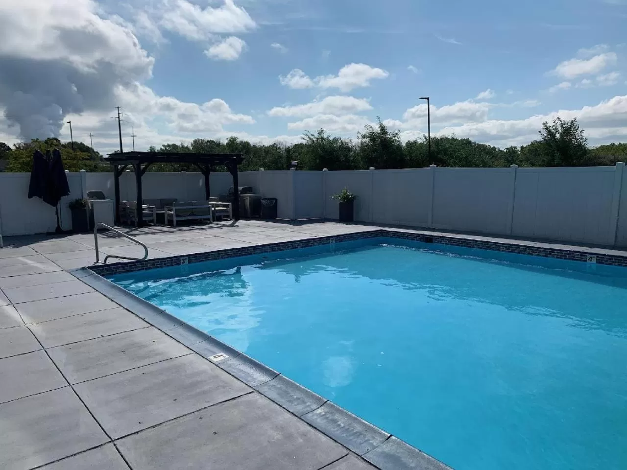 Swimming pool in Best Western Plus Executive Residency Pottstown