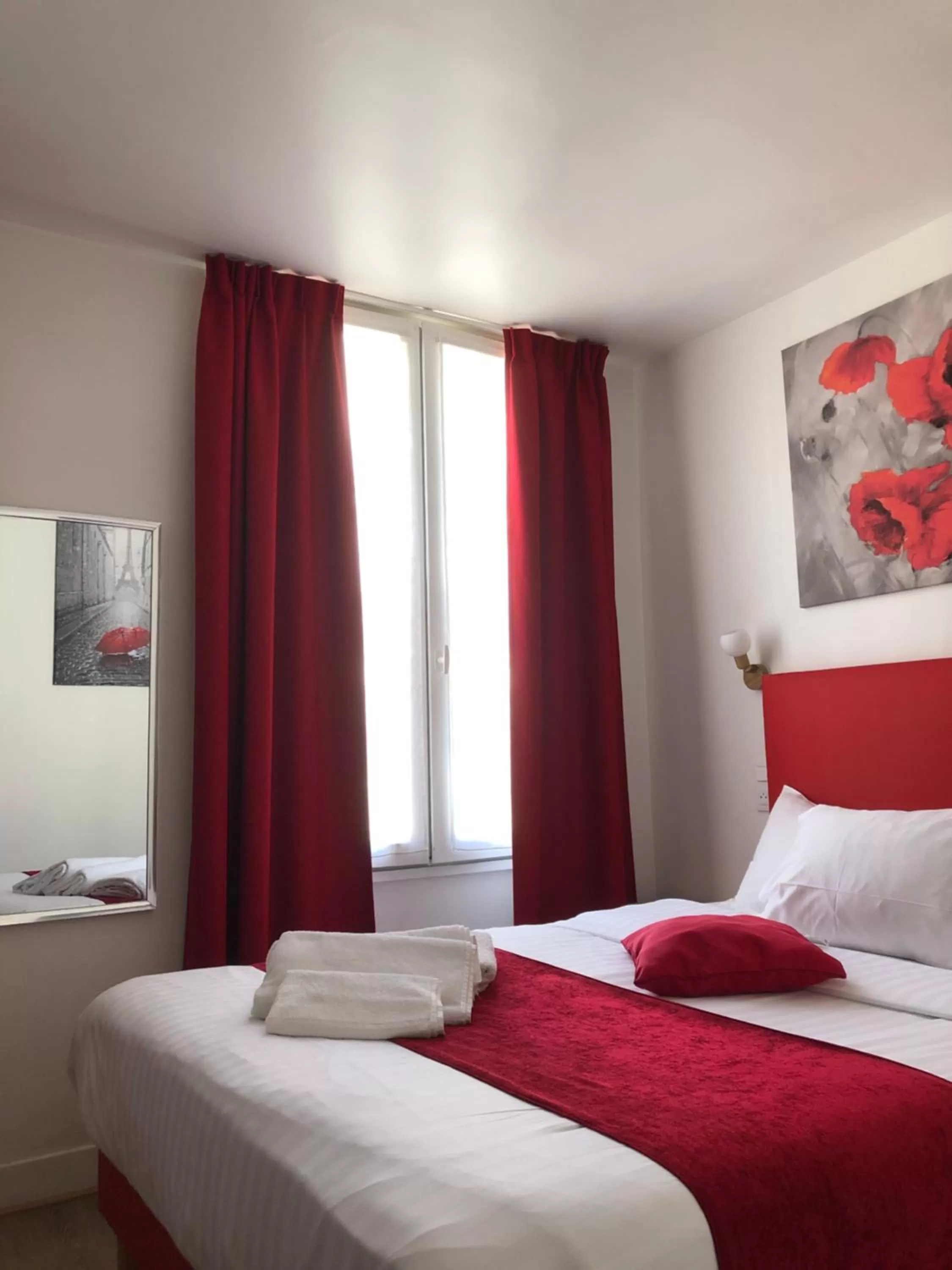 Bed in Hôtel de Bordeaux