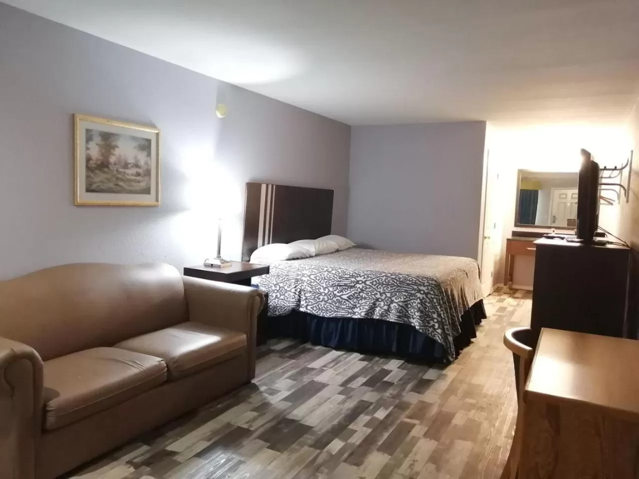 Bed in Riata Inn - Crystal City