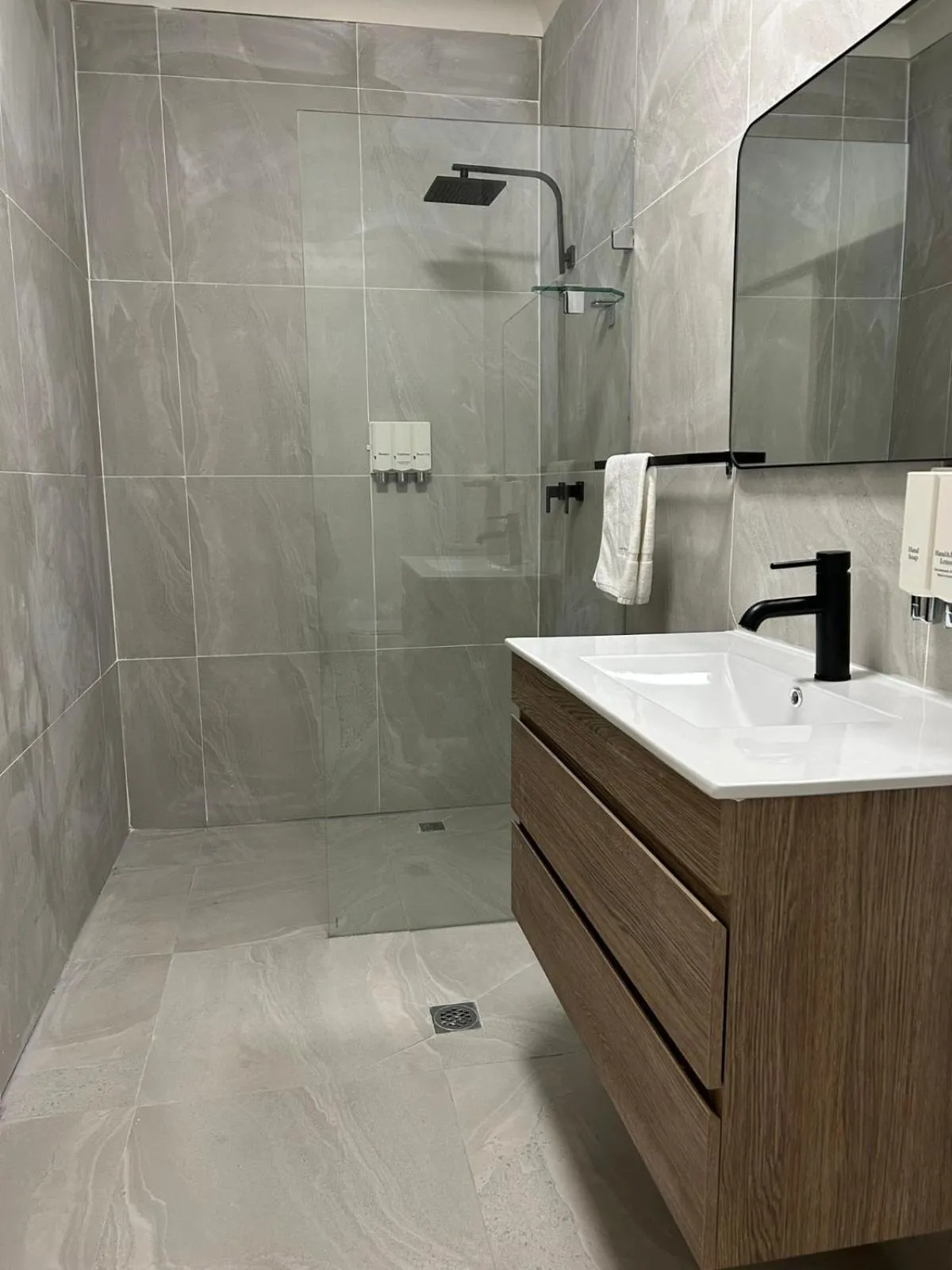 Shower in Country Lodge Motor Inn