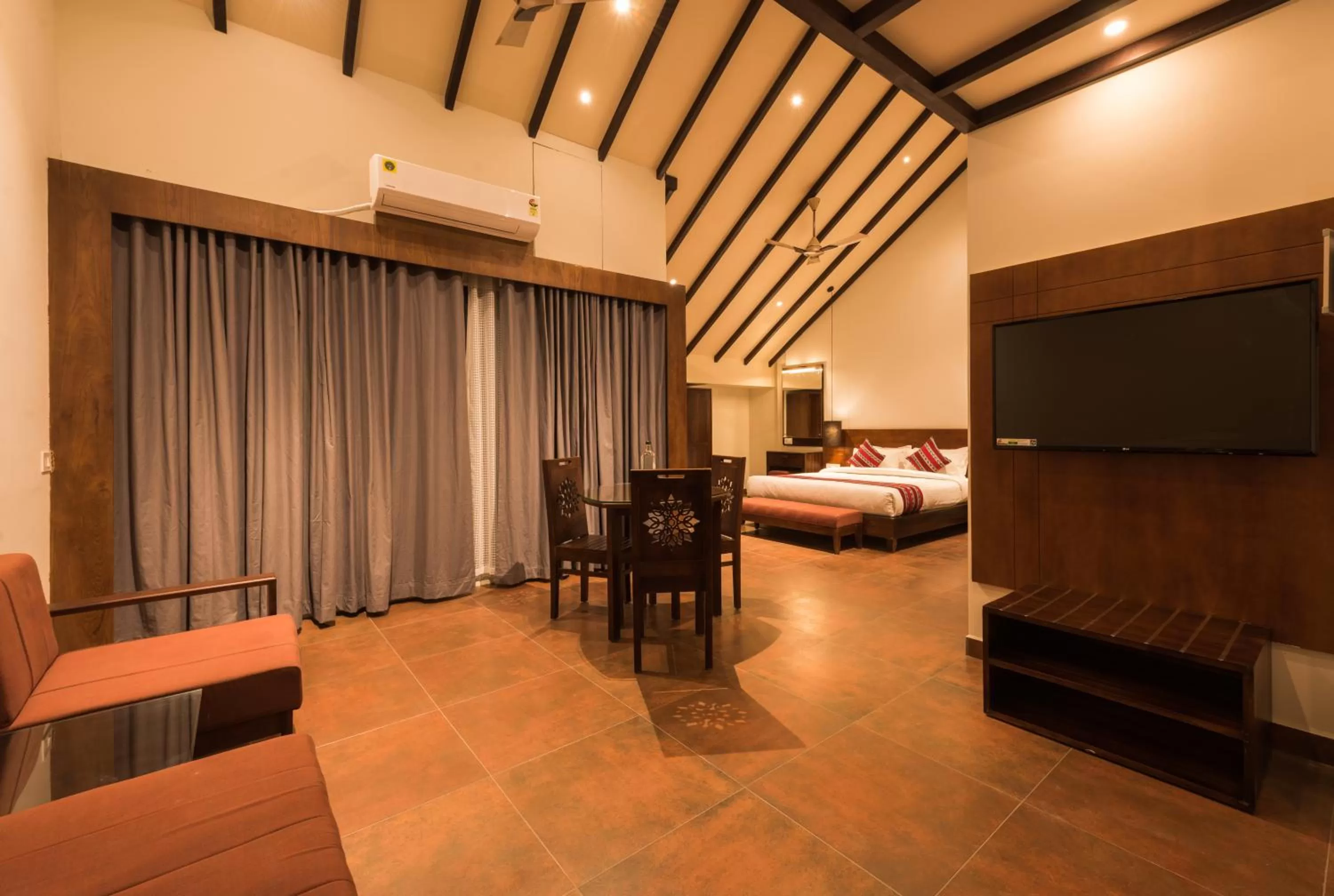 Photo of the whole room, Bed in Trivers Resort Munnar