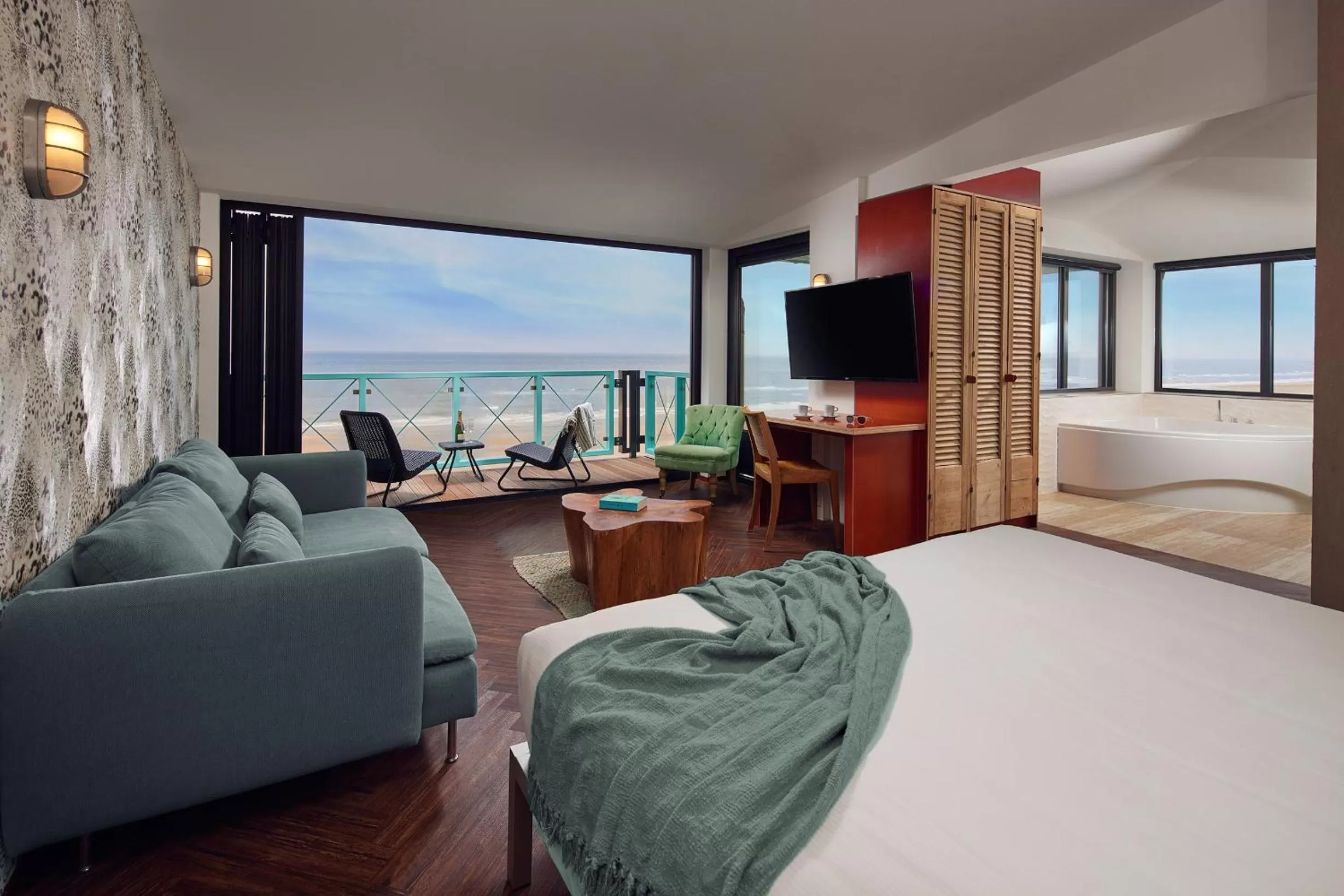 Deluxe Suite with Sea View in Beachhouse Hotel