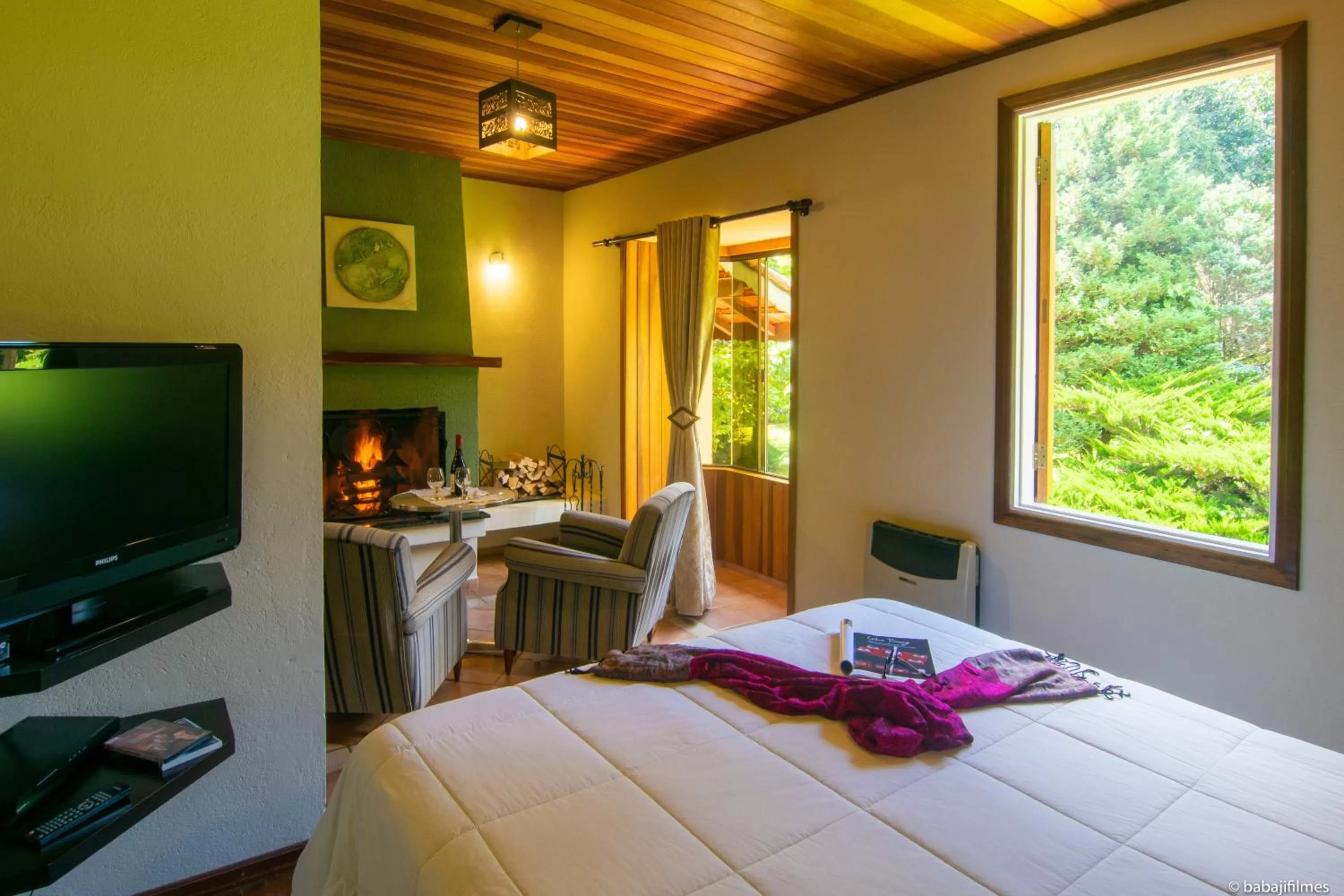 Communal lounge/ TV room, TV/Entertainment Center in Pousada Serra Villena