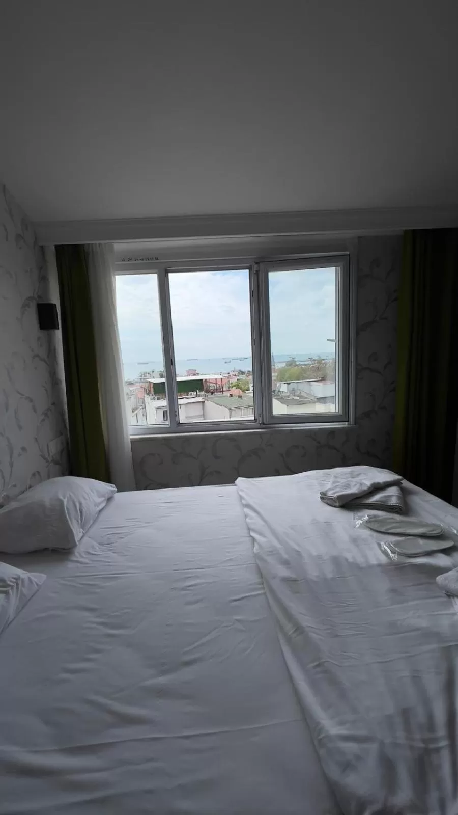 Photo of the whole room, Bed in The Lola Hotel