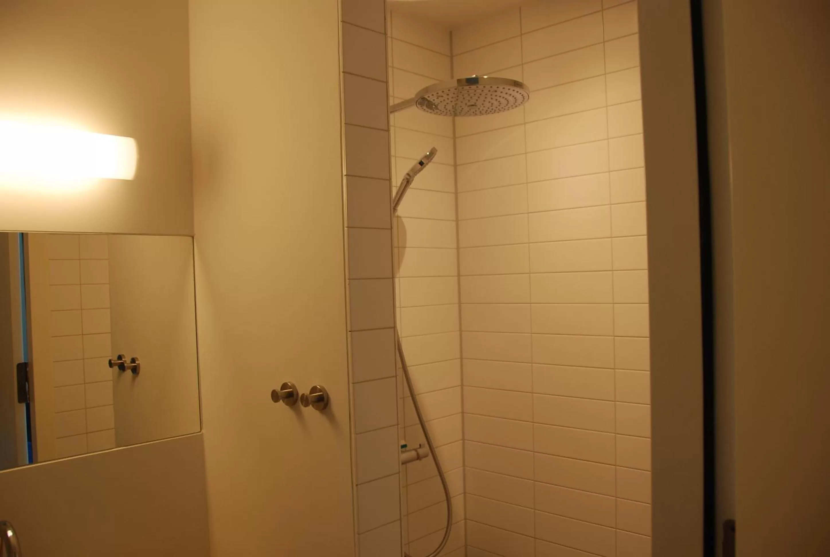 Shower in MOoij Bed en Breakfast