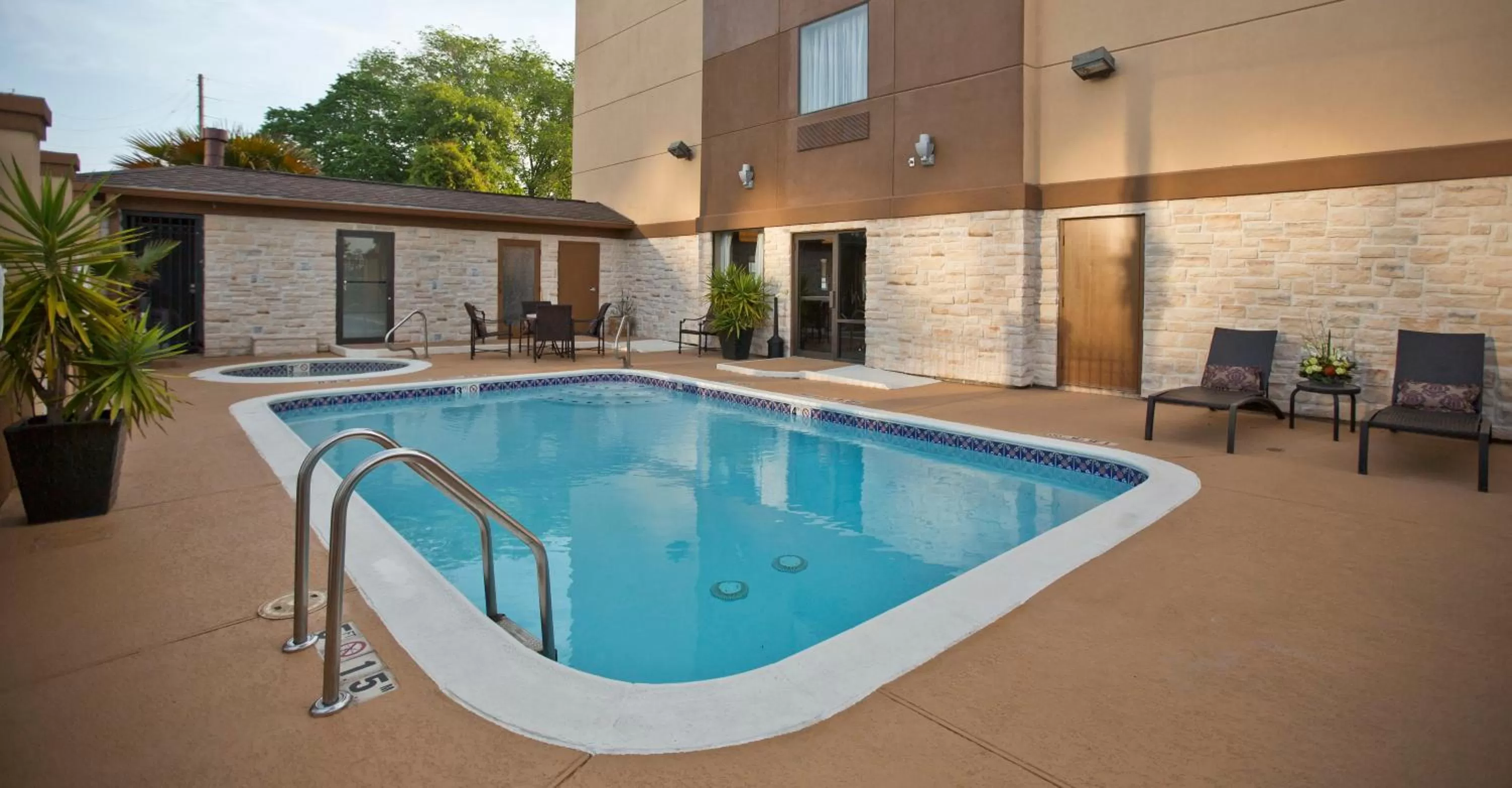 Swimming pool in Holiday Inn & Suites Spring - The Woodlands