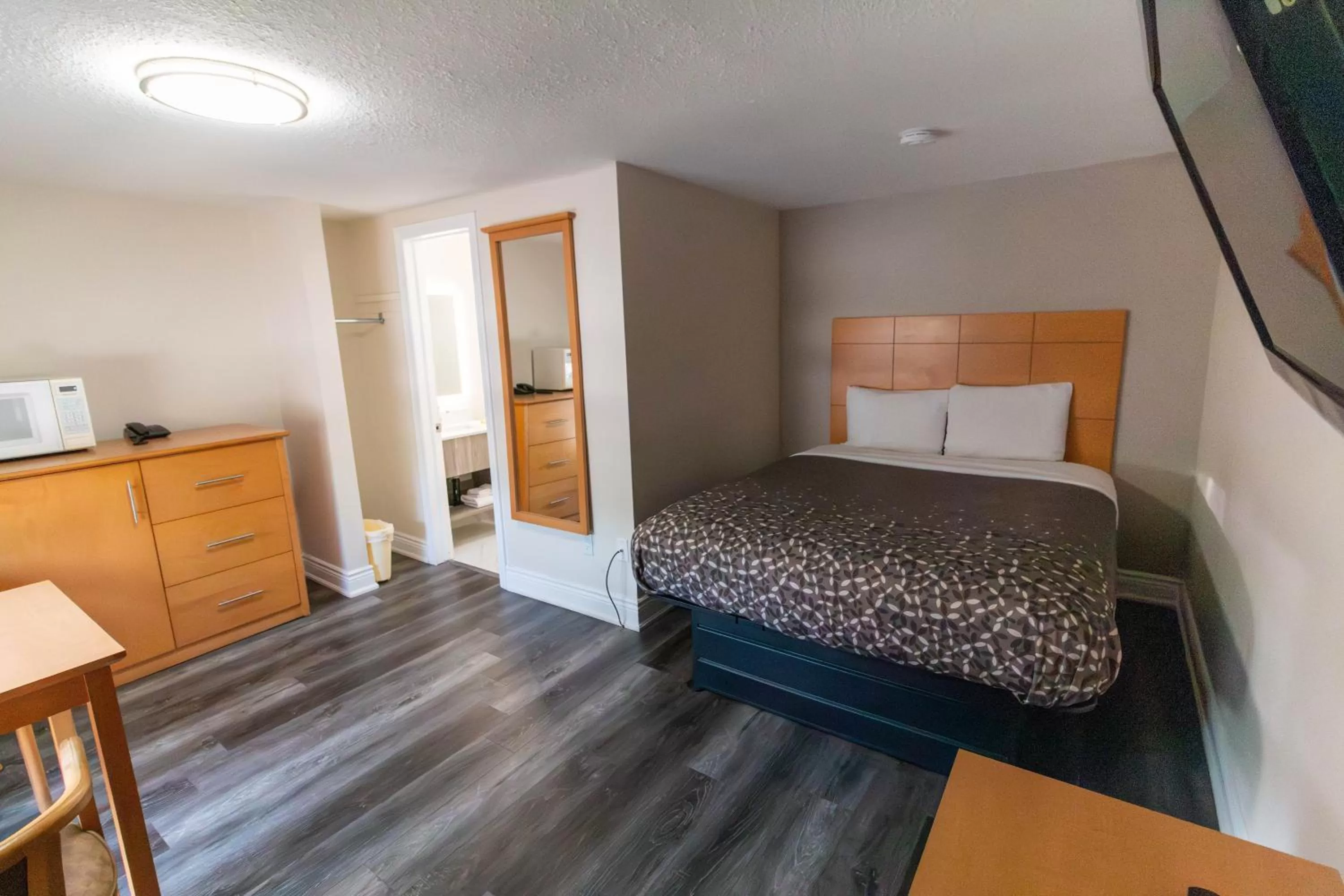 Bed in Borden Inn and Suites