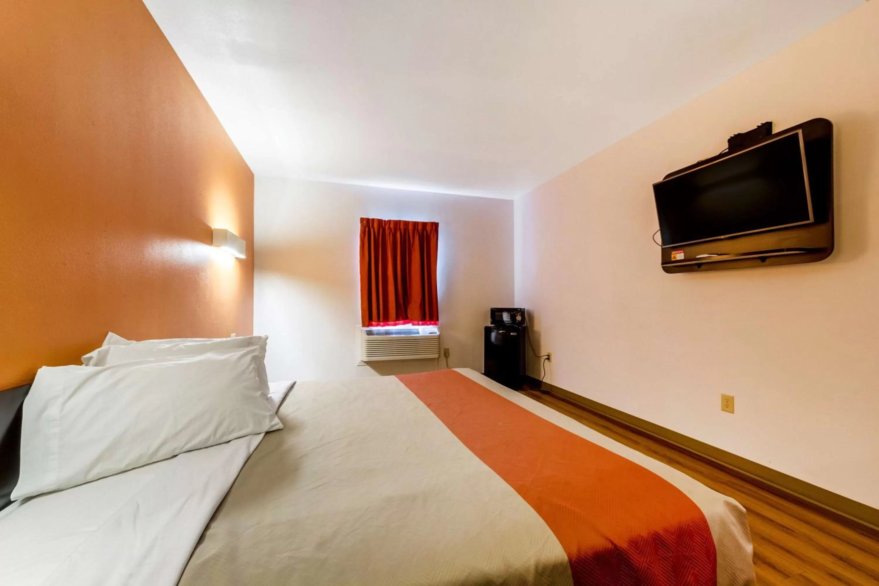 TV and multimedia, Bed in Motel 6-Jourdanton, TX