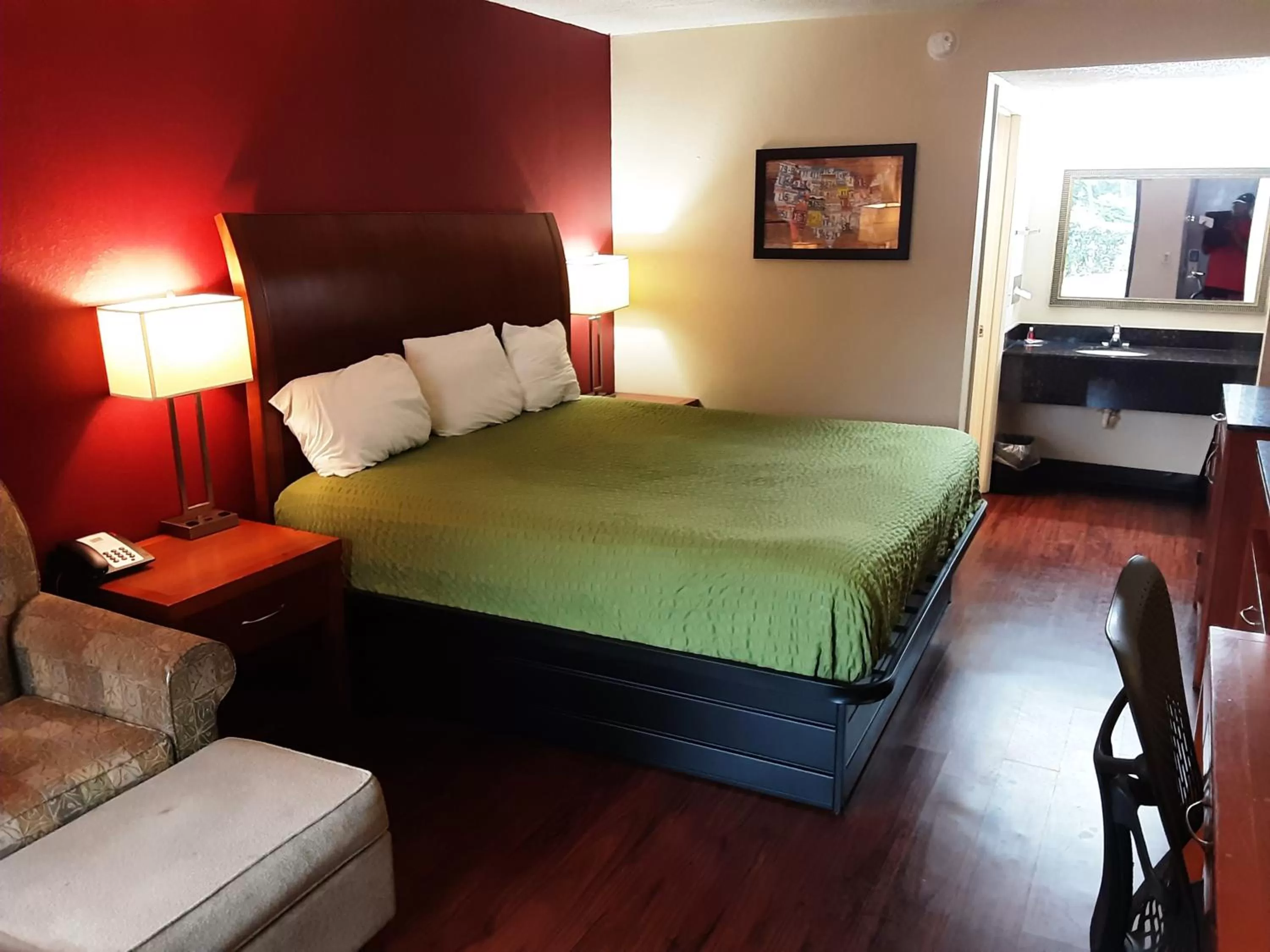 Bed in Econo Lodge Inn & Suites Griffin North