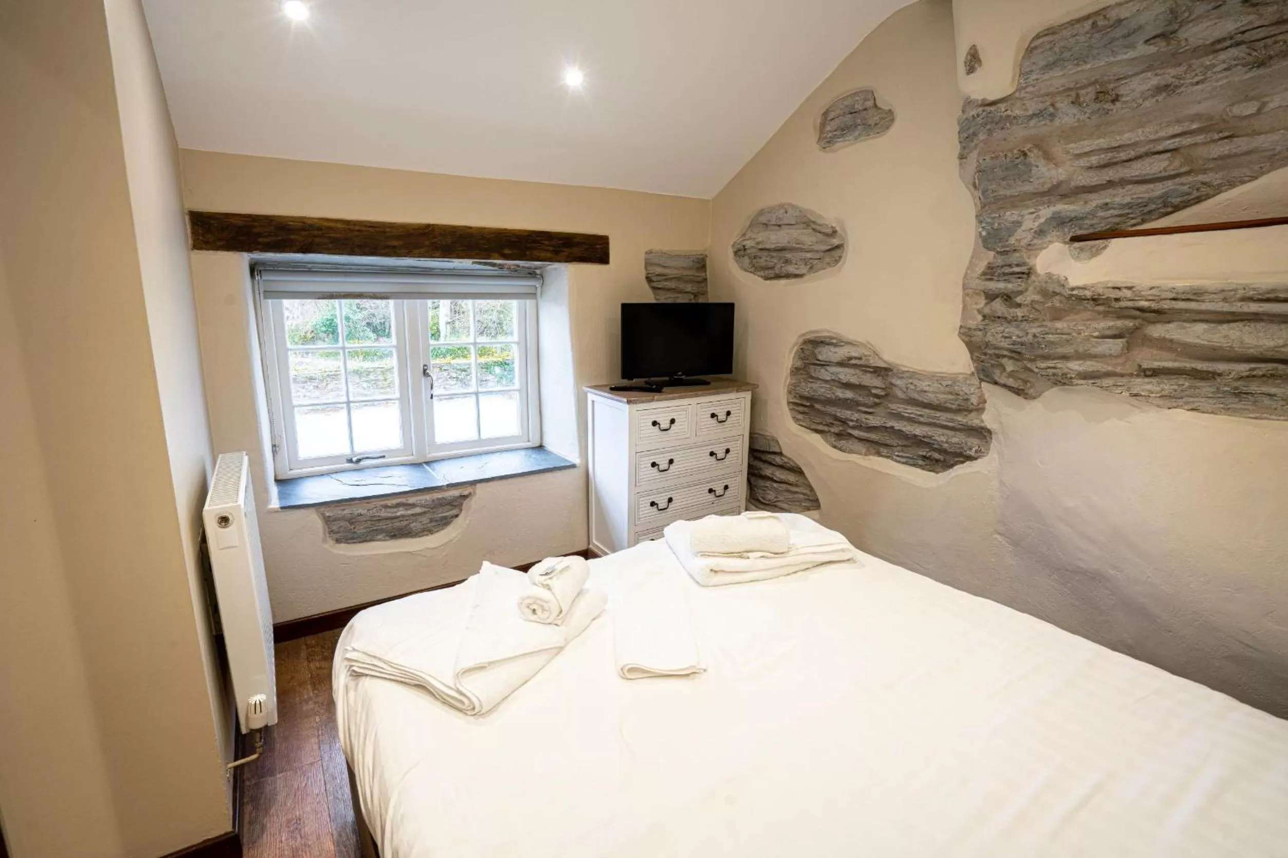 Bed in Grapes Hotel, Bar & Restaurant