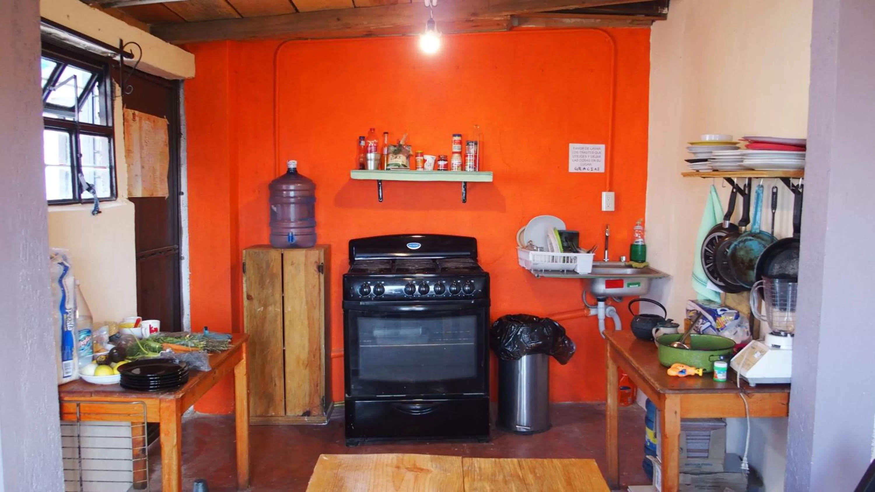 Kitchen or kitchenette in kukulkan hostal