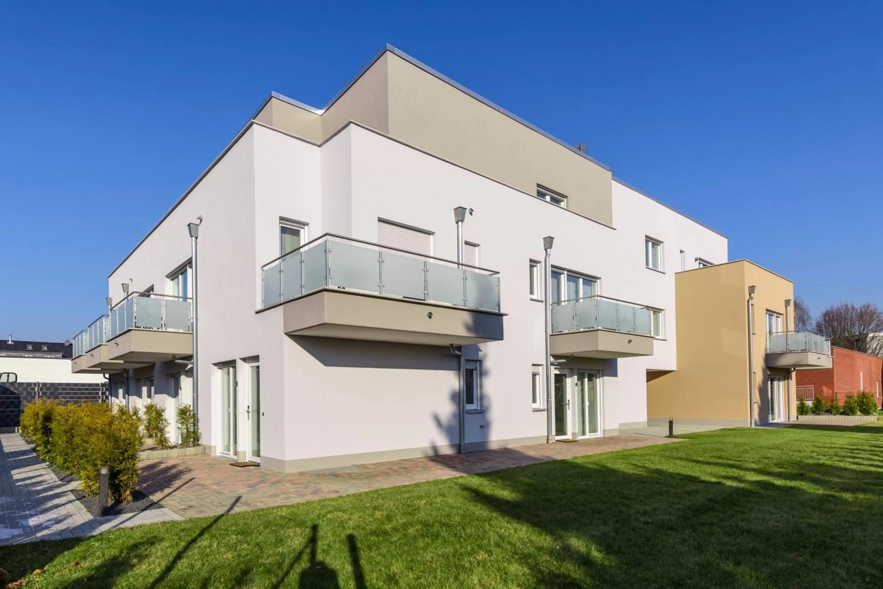 Property building in GLEUEL INN - digital hotel & serviced apartments & boardinghouse mit voll ausgestatteten Küchen