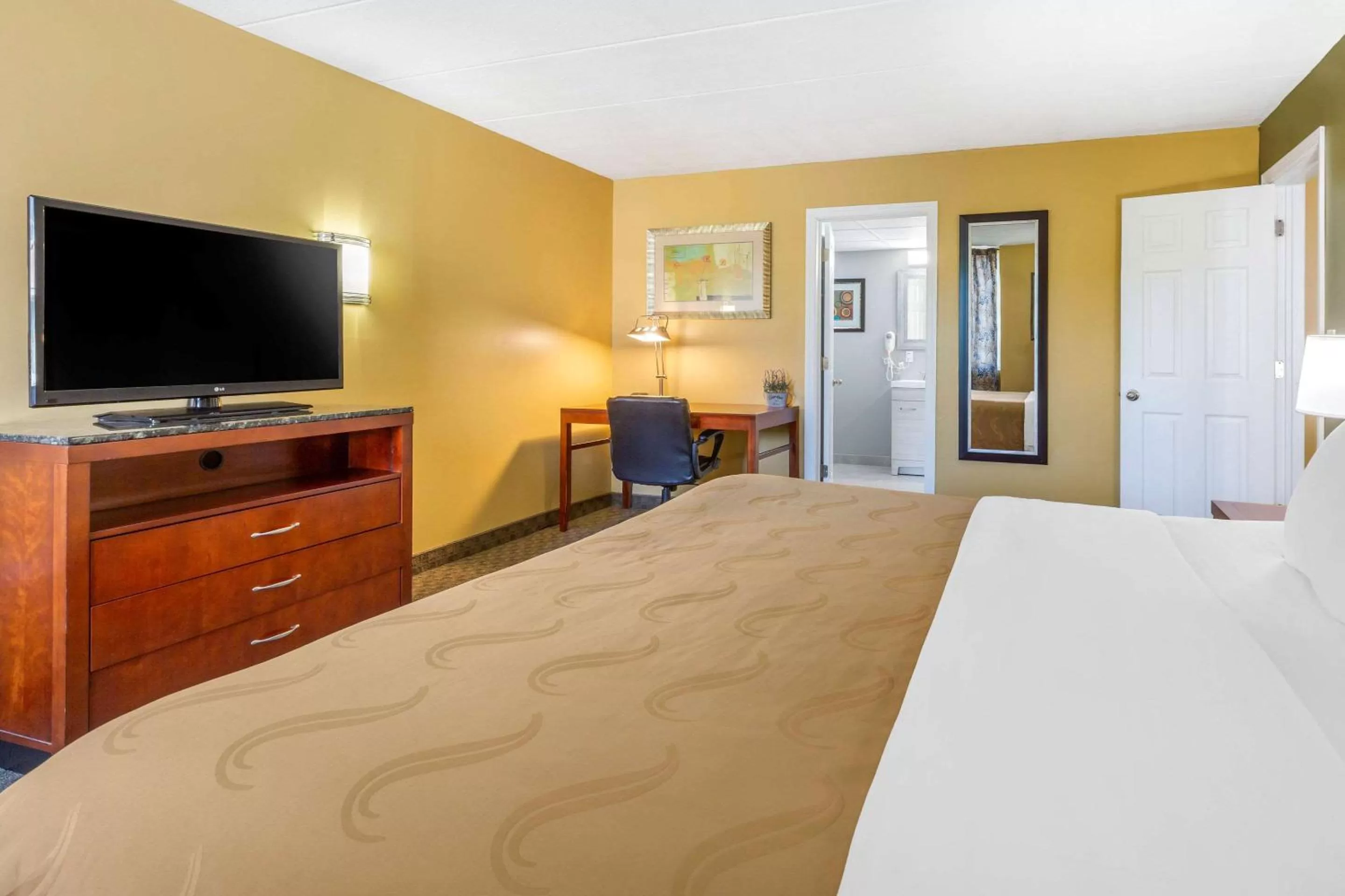 Photo of the whole room, Bed in Quality Inn Old Saybrook - Westbrook