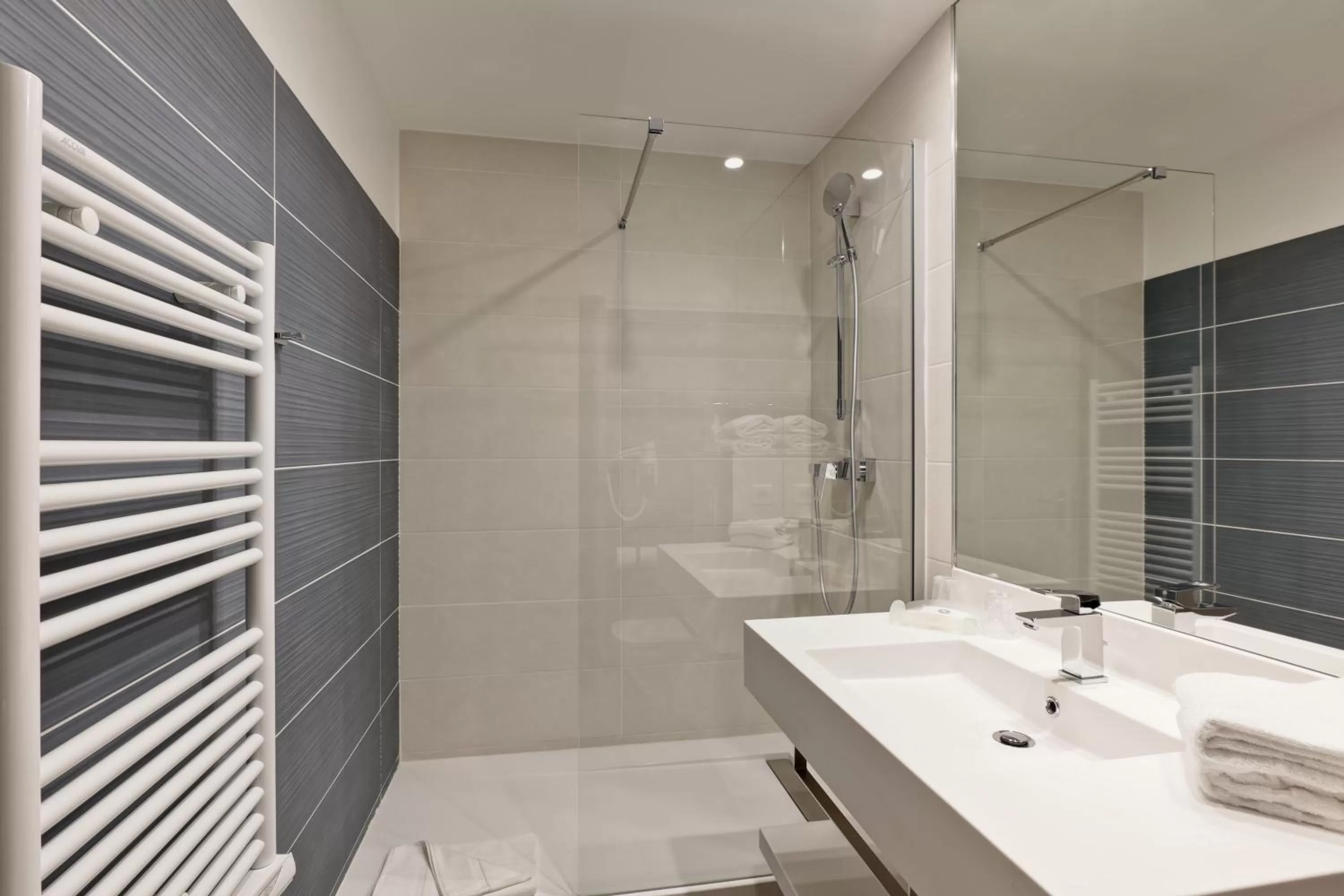 Bathroom in Best Western Crequi Lyon Part Dieu