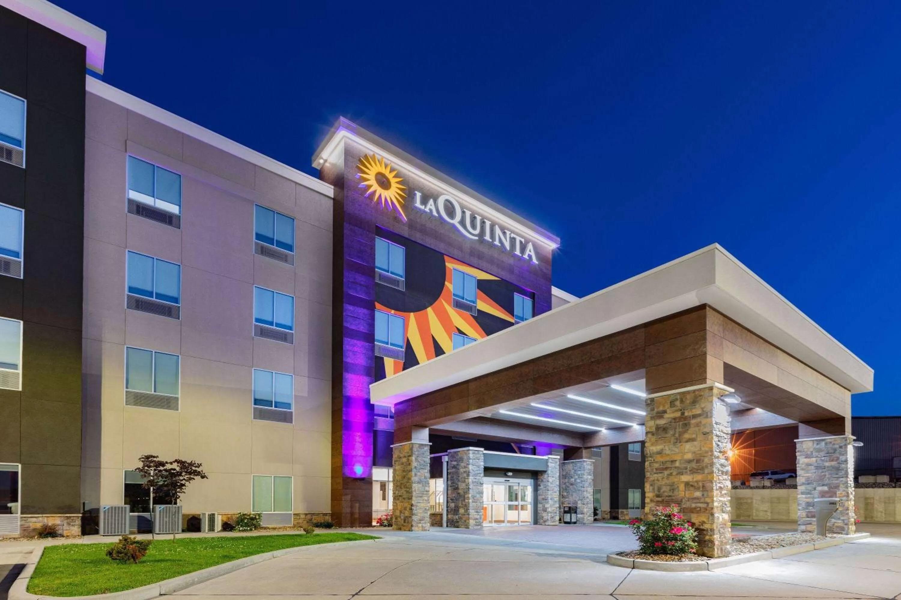 Property building in La Quinta Inn & Suites by Wyndham Jackson-Cape Girardeau