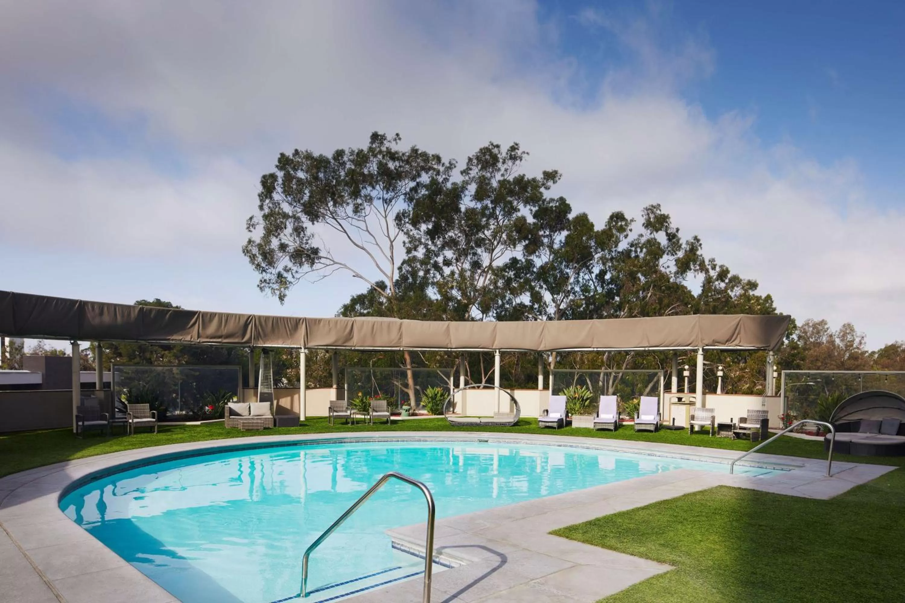 Pool view in Hilton Long Beach Hotel
