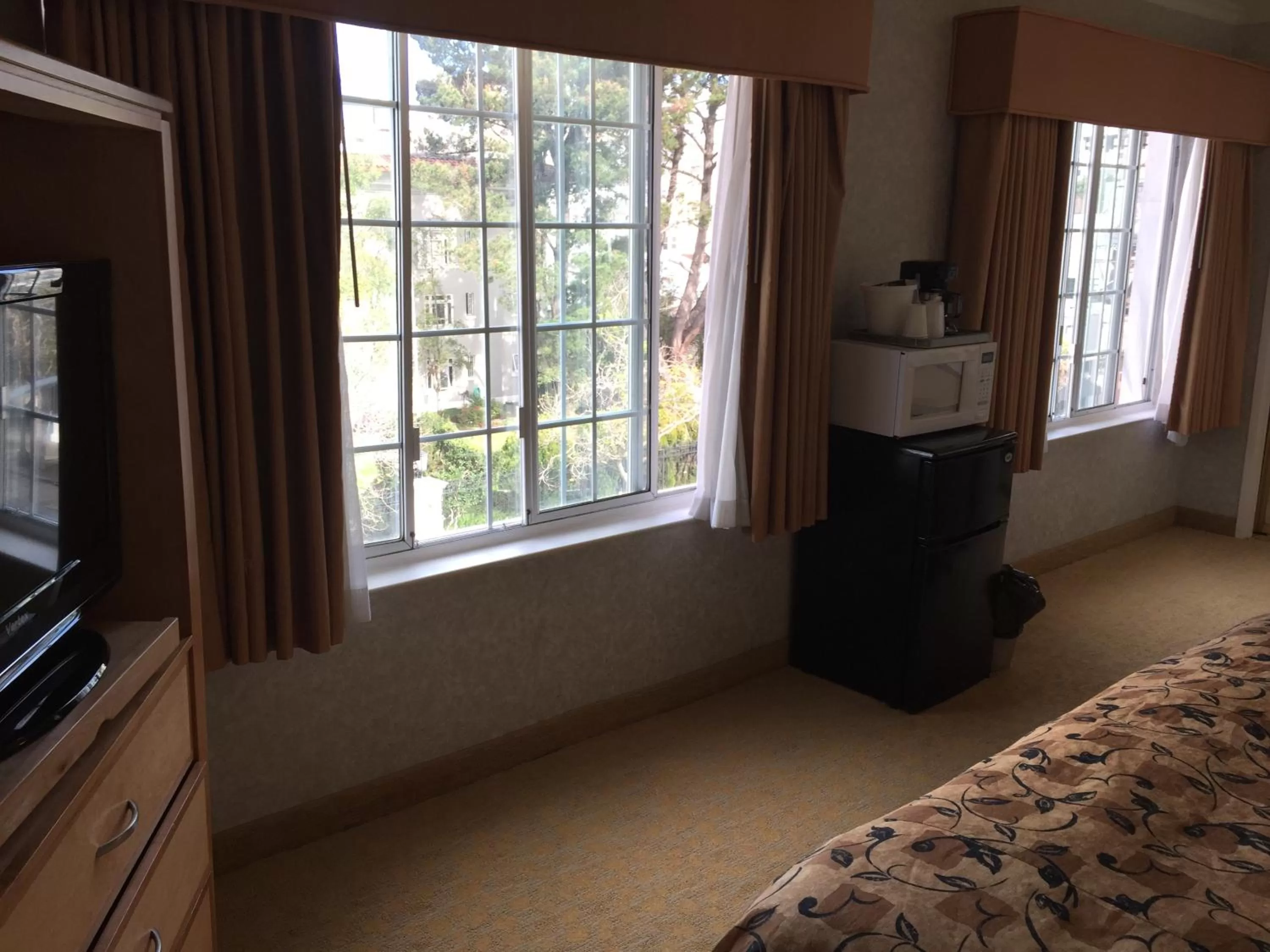 Photo of the whole room, Bed in Castle Inn