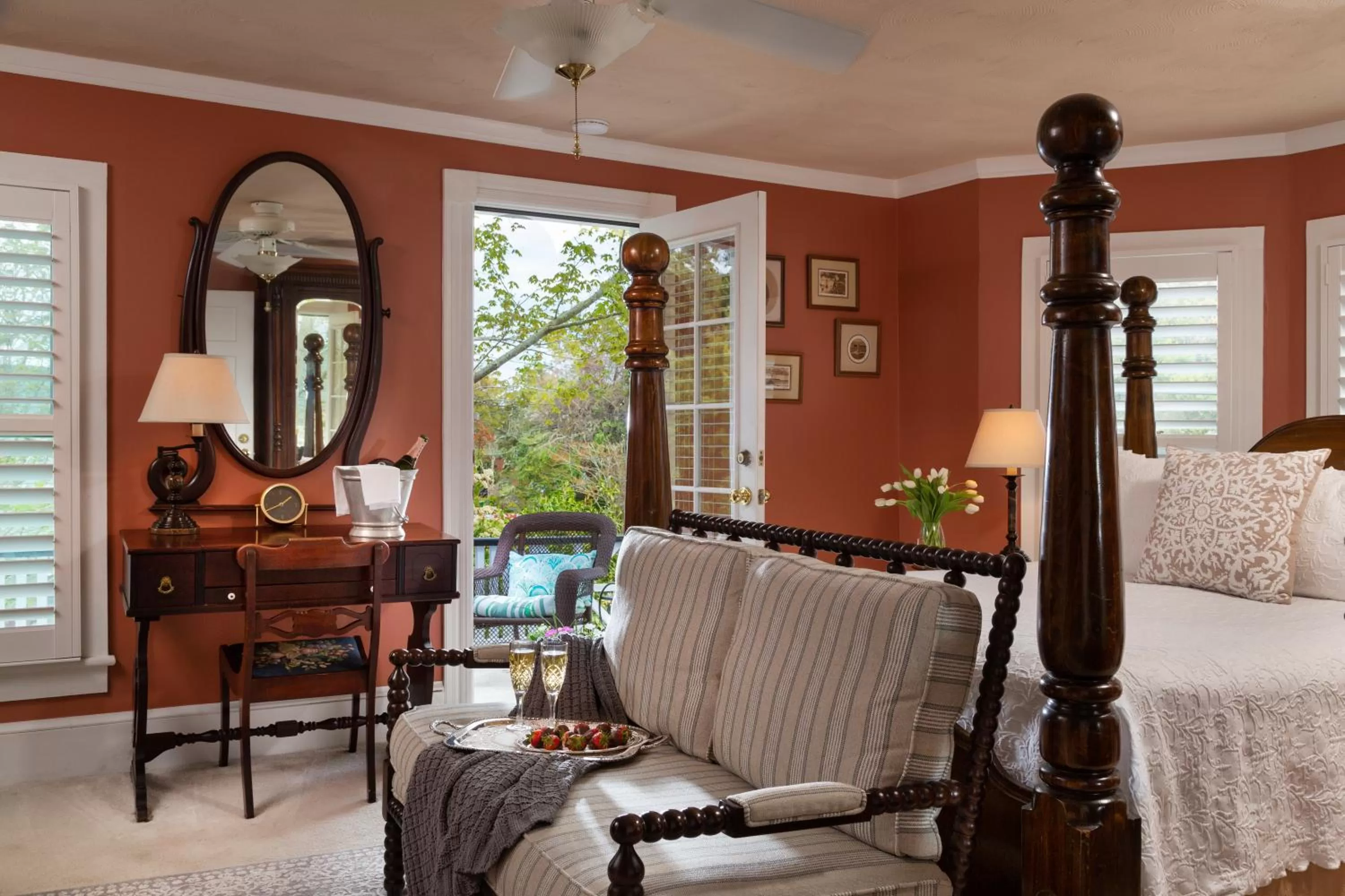 Standard Queen Room with Balcony - 1 in White Doe Inn Bed & Breakfast