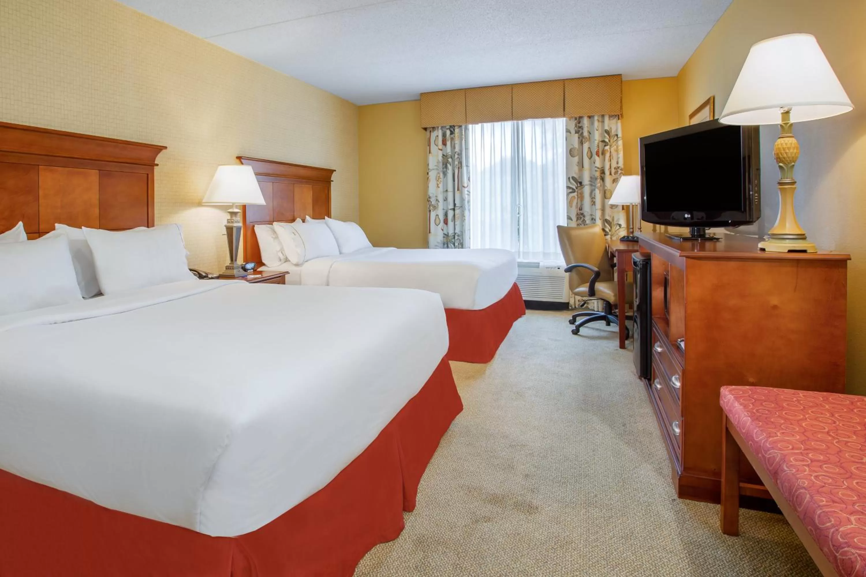 Photo of the whole room, Bed in Holiday Inn Express & Suites Bloomington by IHG