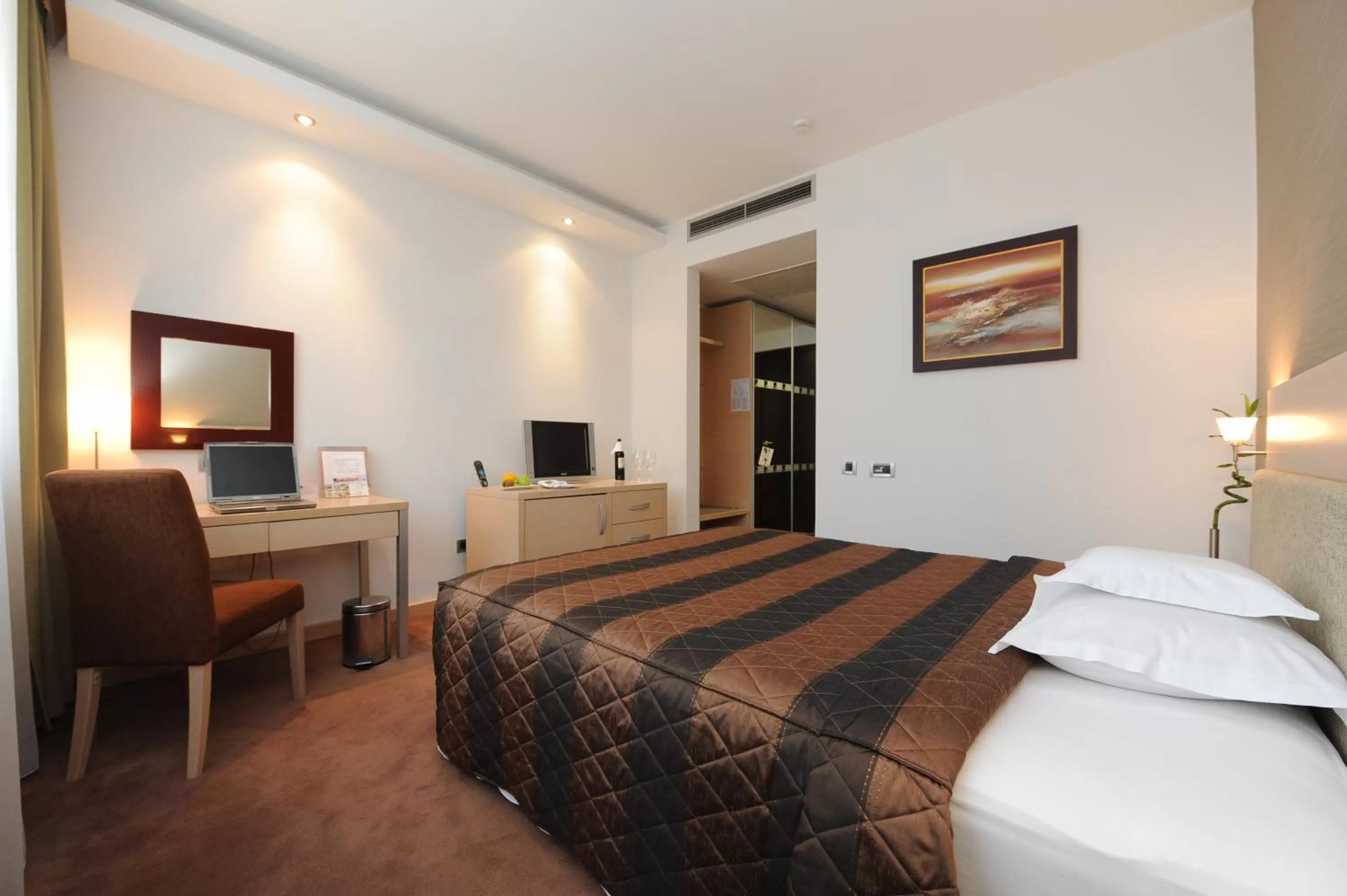 Bed in IN Hotel Beograd