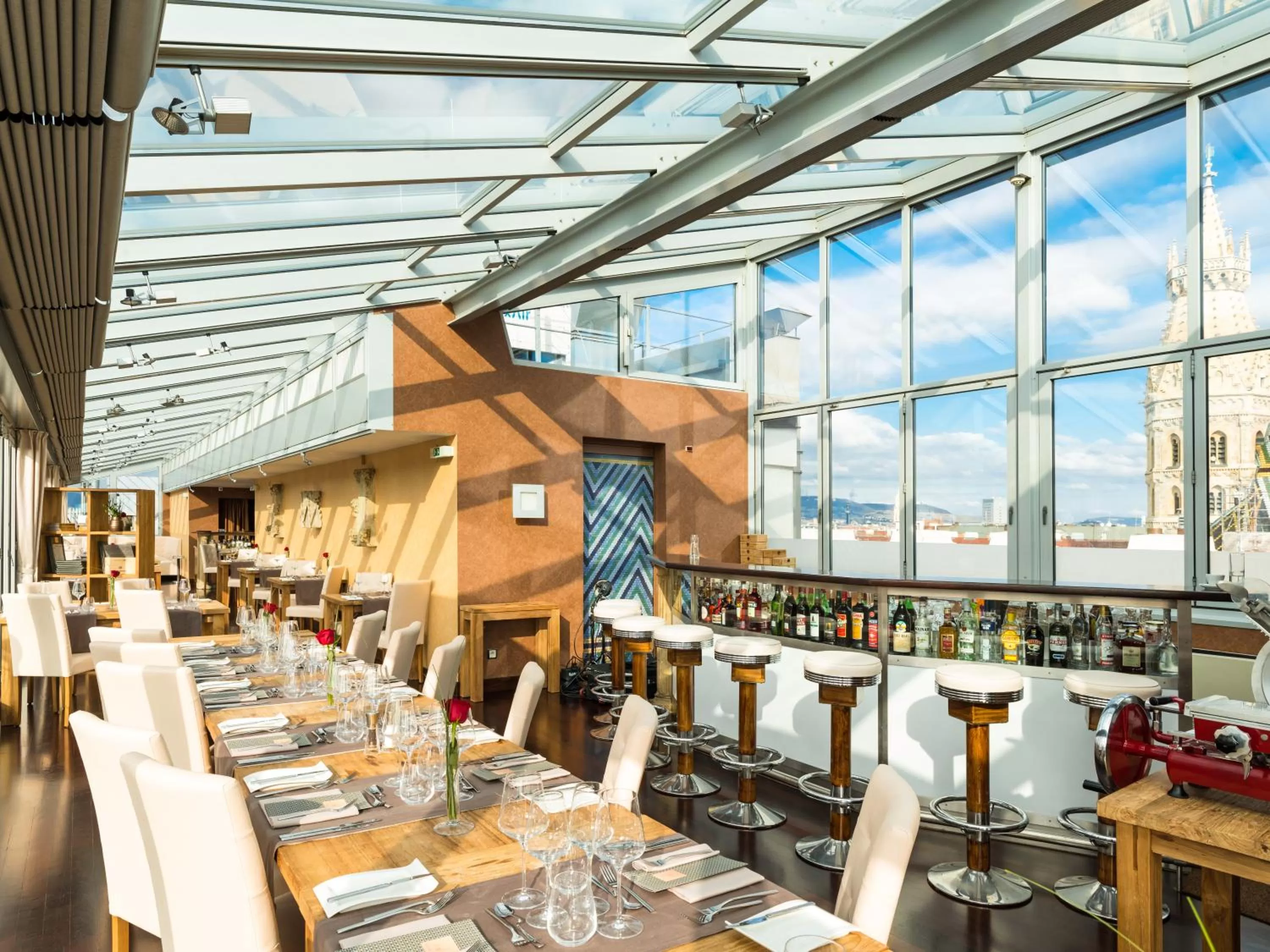 Restaurant/places to eat in Hotel Royal