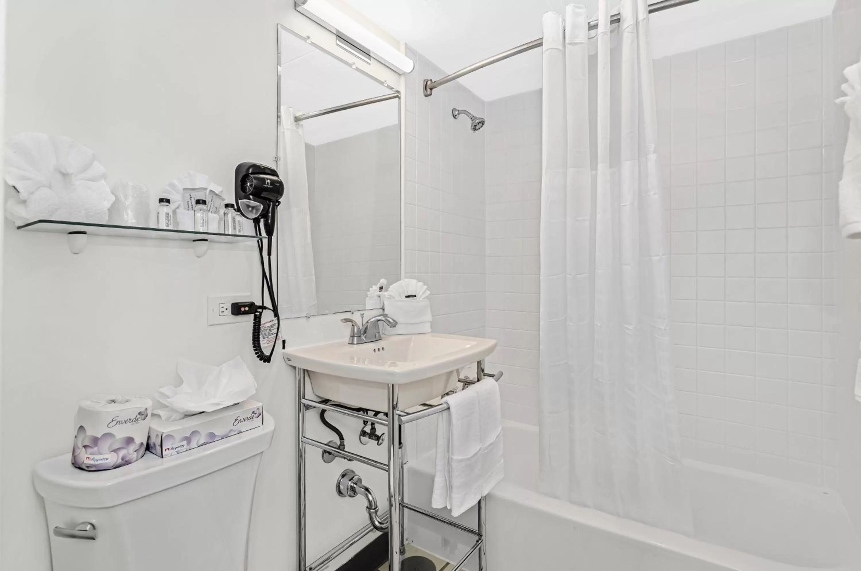 Bathroom in Ohio House Motel