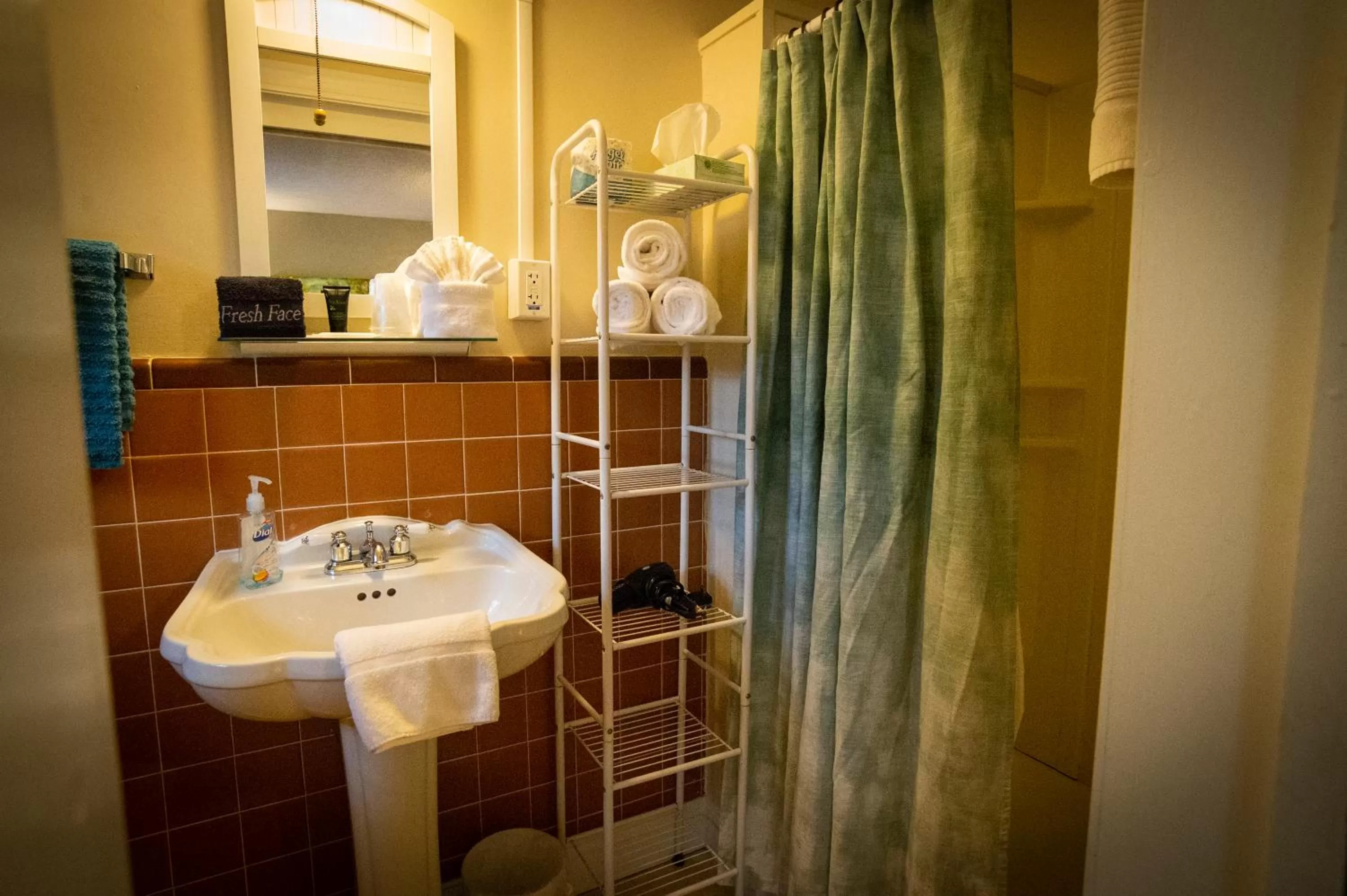 Bathroom in Sherwood Court Cottages