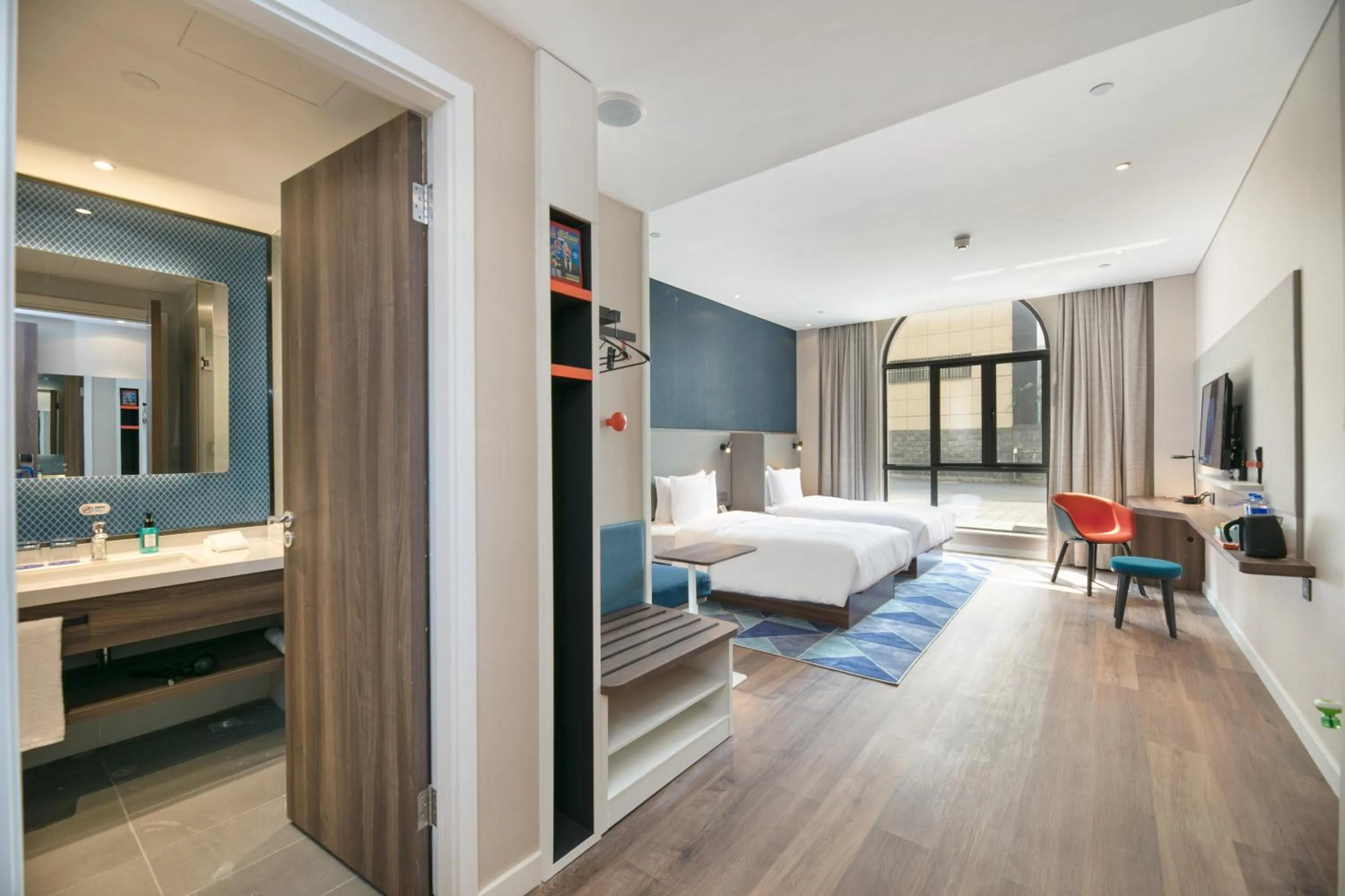 Photo of the whole room, Bed in Holiday Inn Express Hangzhou Xixi Tourism Zone by IHG