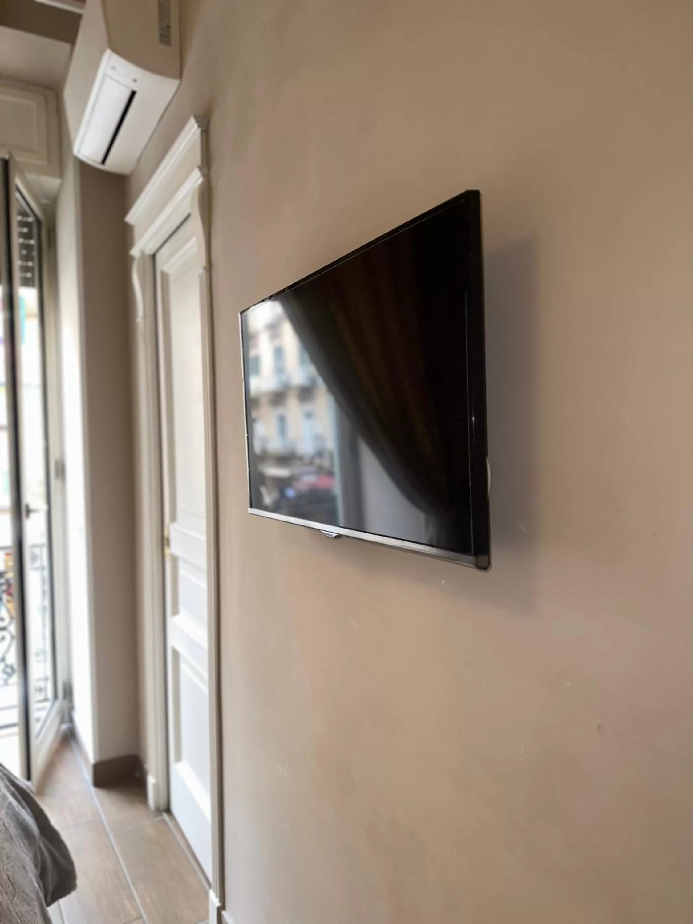 TV and multimedia, TV/Entertainment Center in B&B Partenopeo