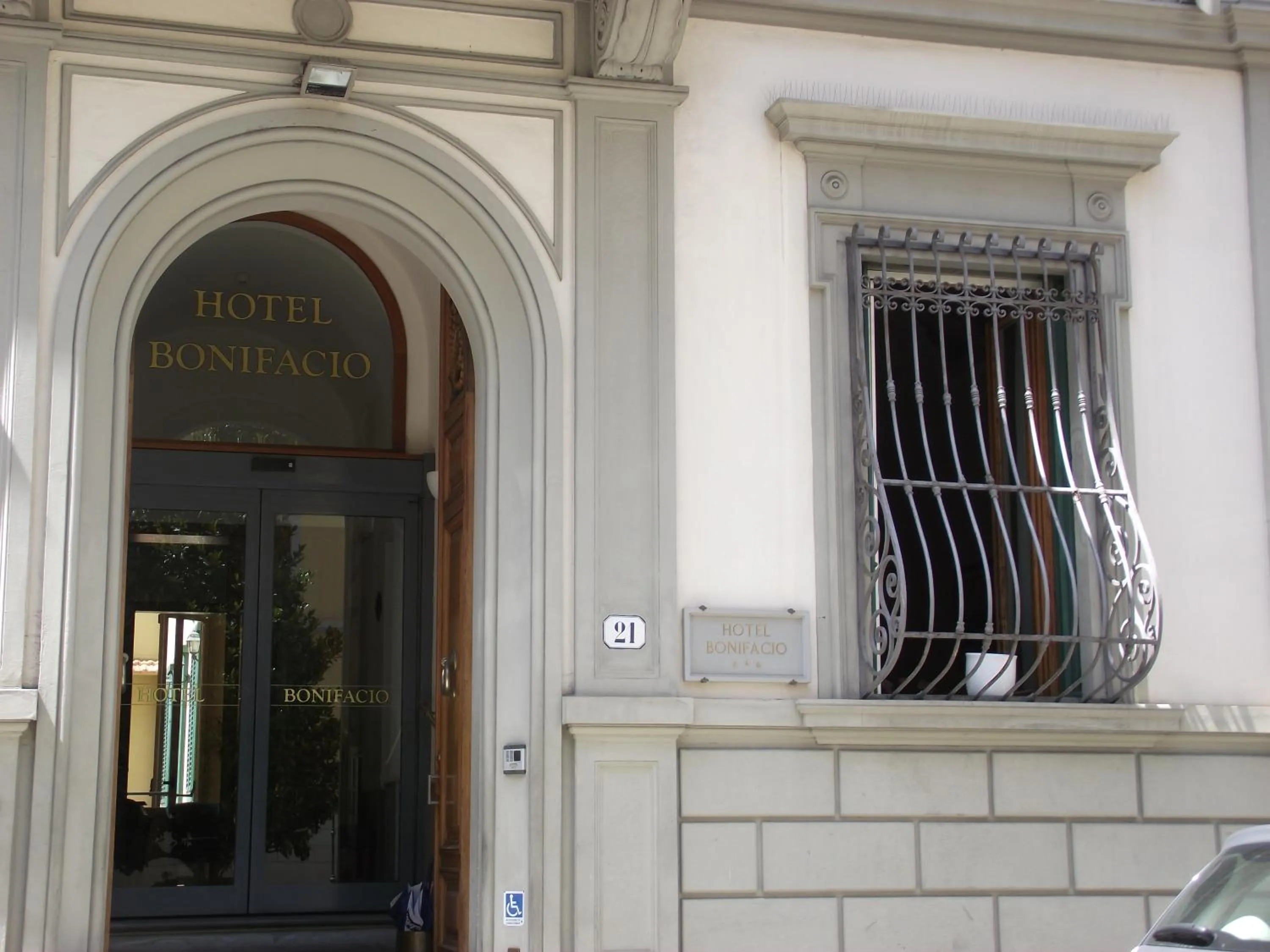 Facade/entrance in Hotel Bonifacio