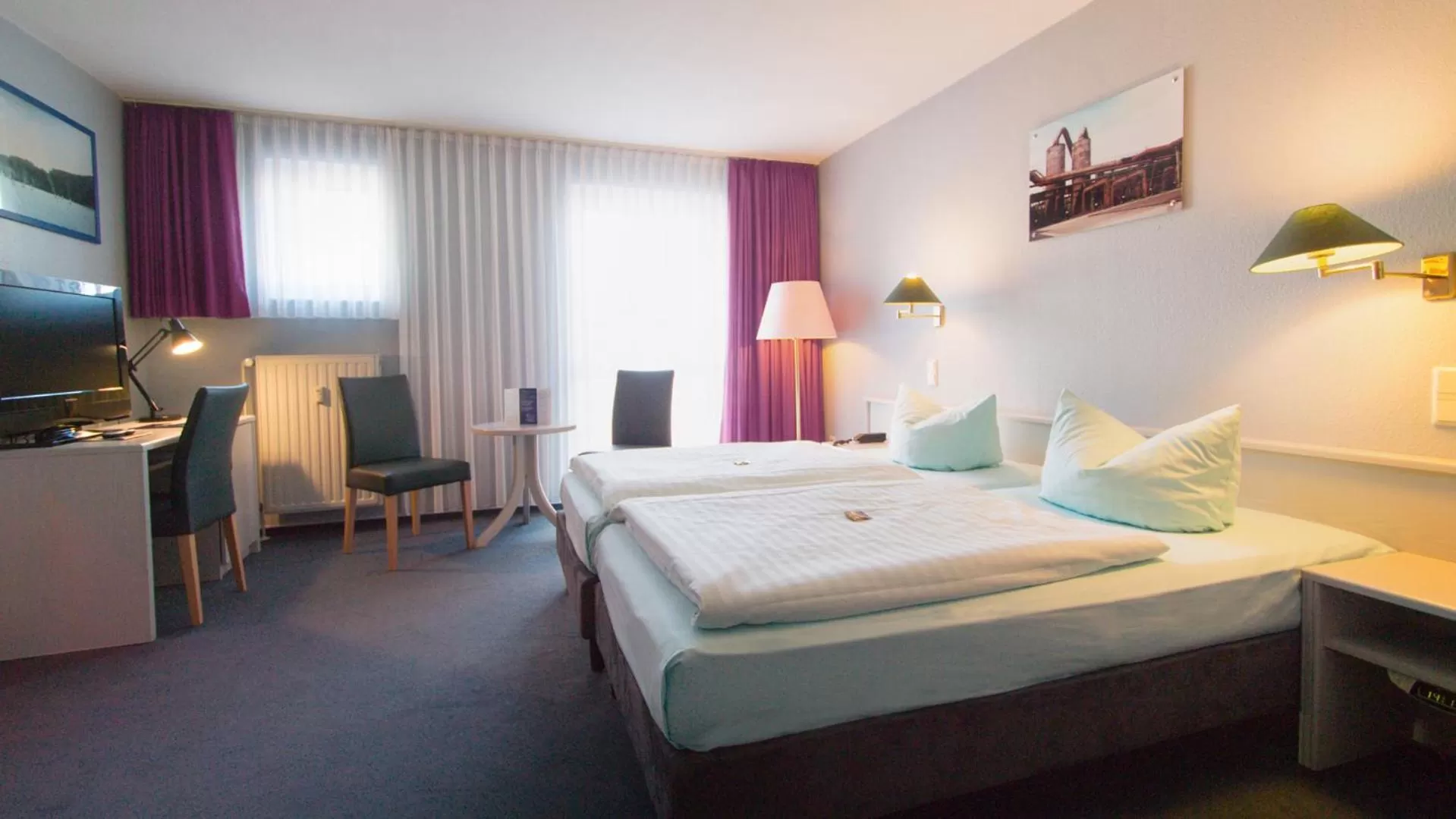Photo of the whole room, Bed in Excelsior Bochum