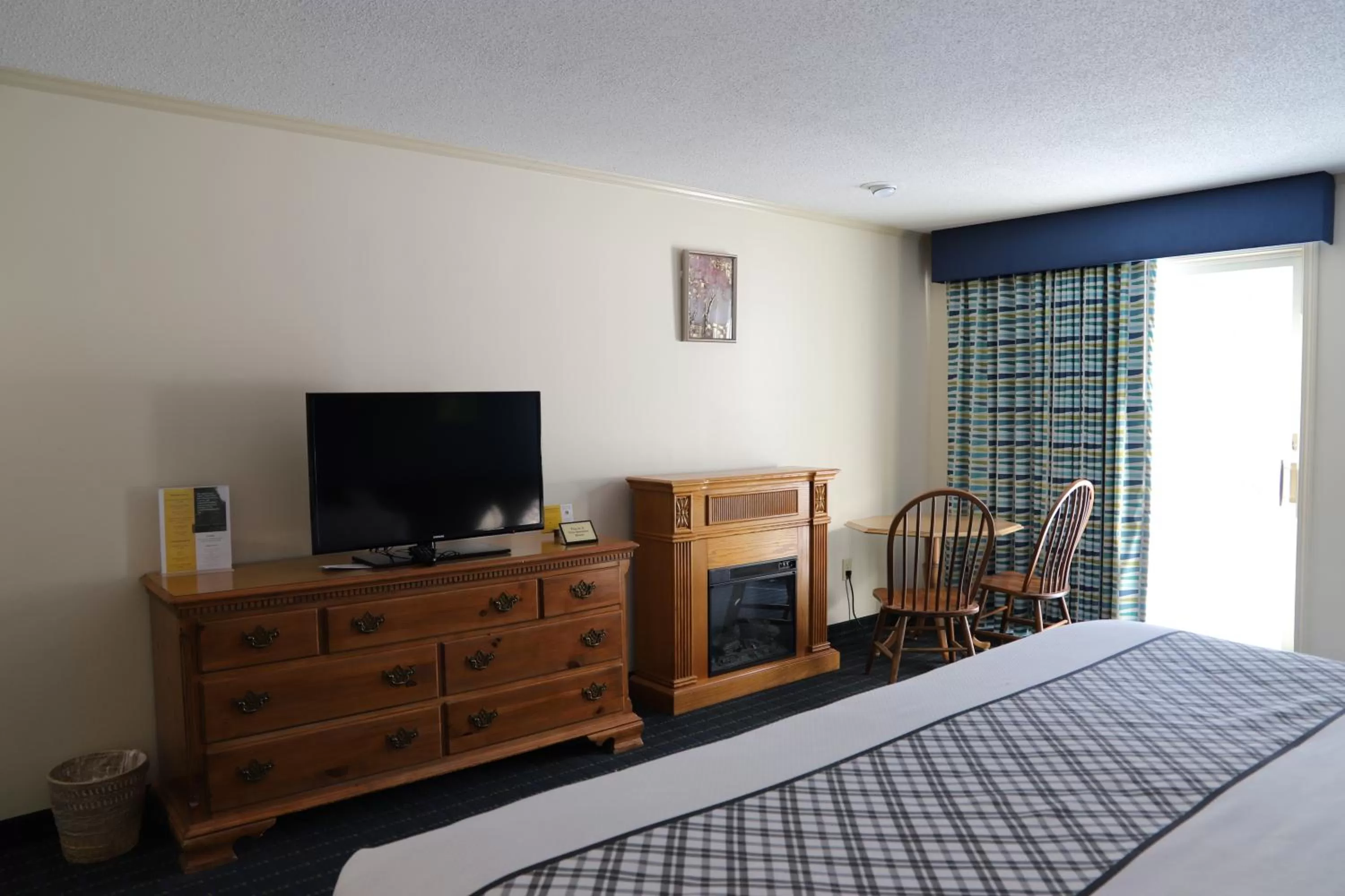 Communal lounge/ TV room, Bed in The Lodge at Jackson Village