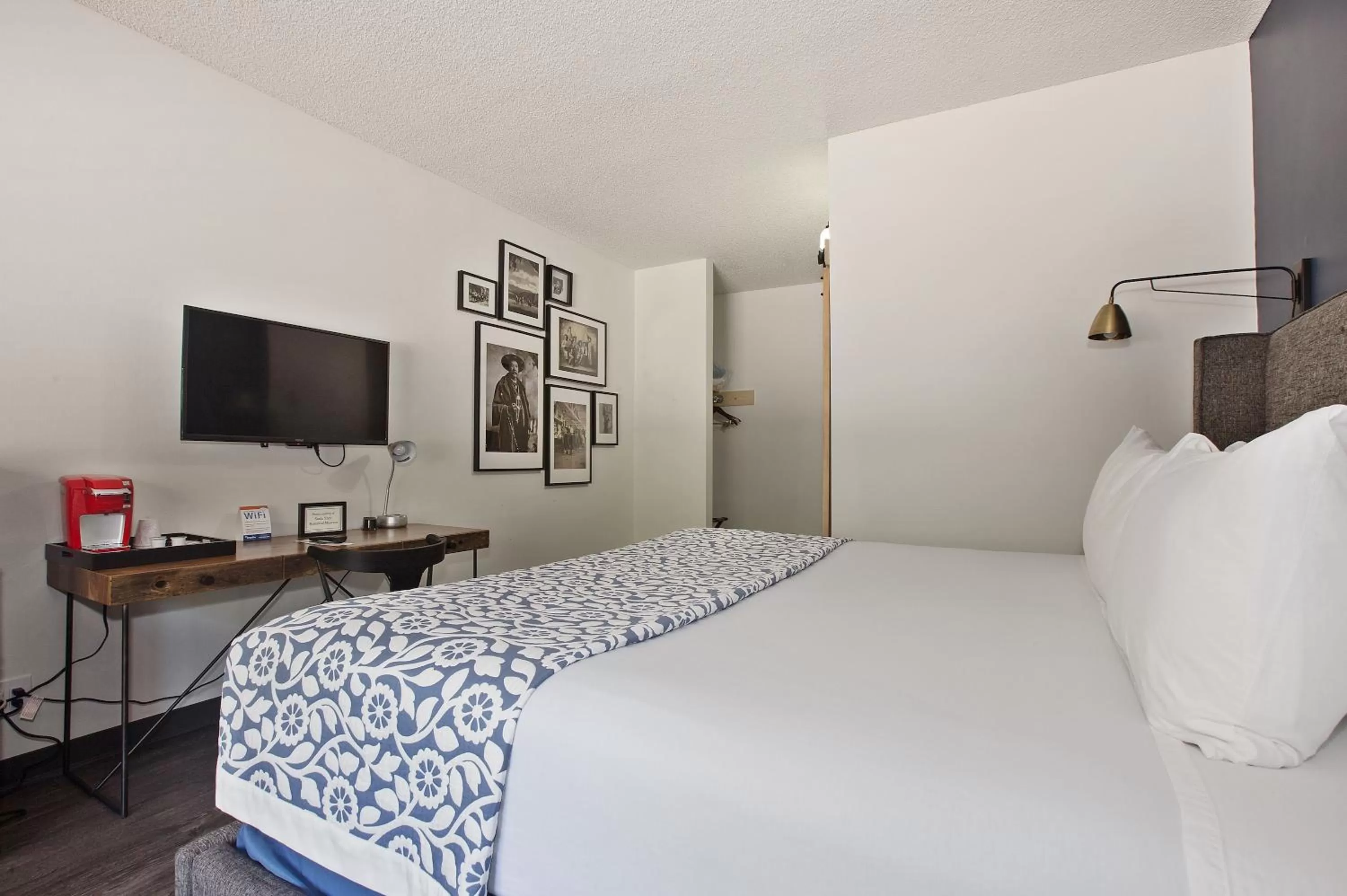 Bedroom, Bed in Sideways Inn