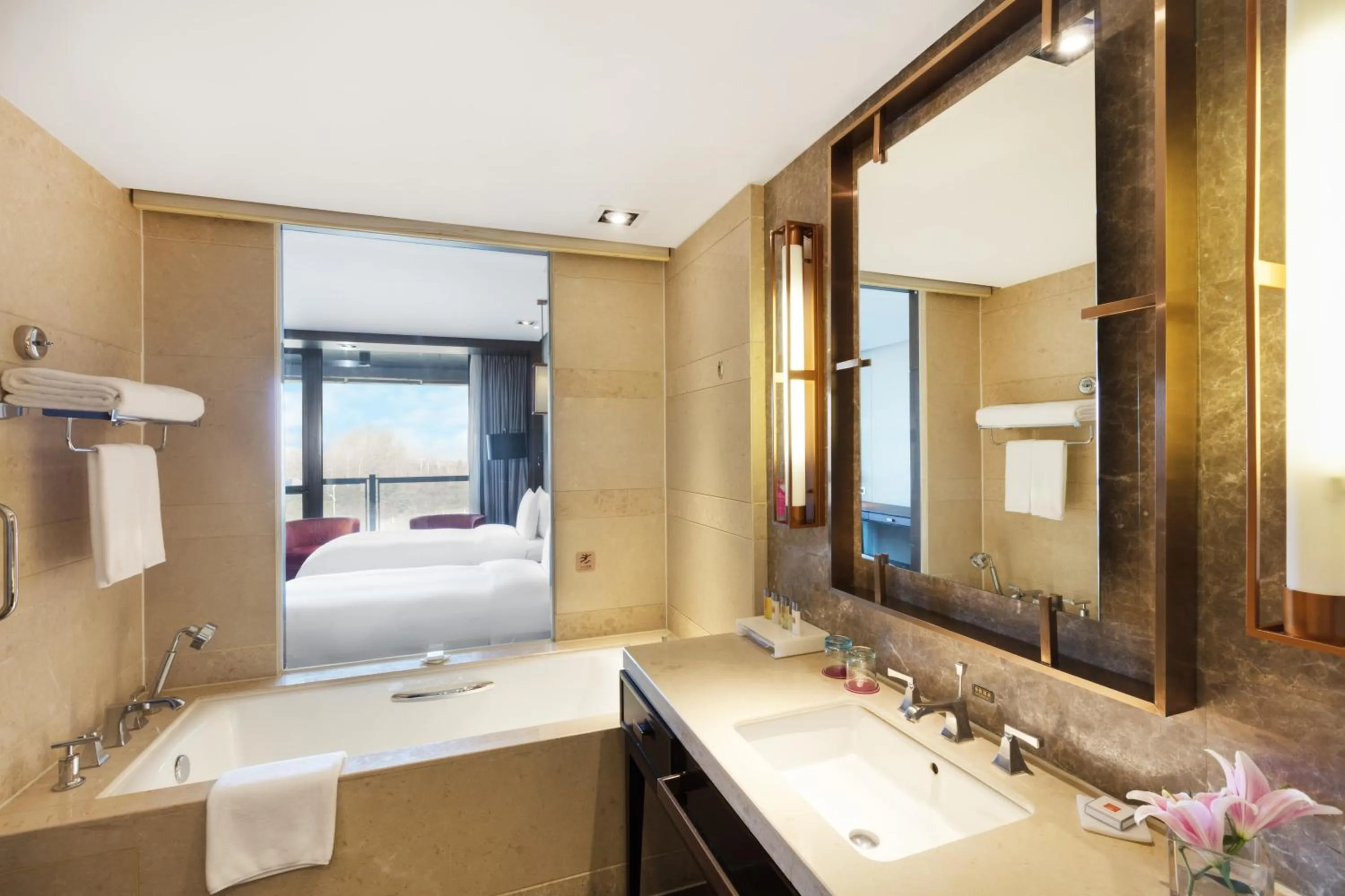 Bathroom, Bed in Crowne Plaza Xuzhou Dalong Lake by IHG