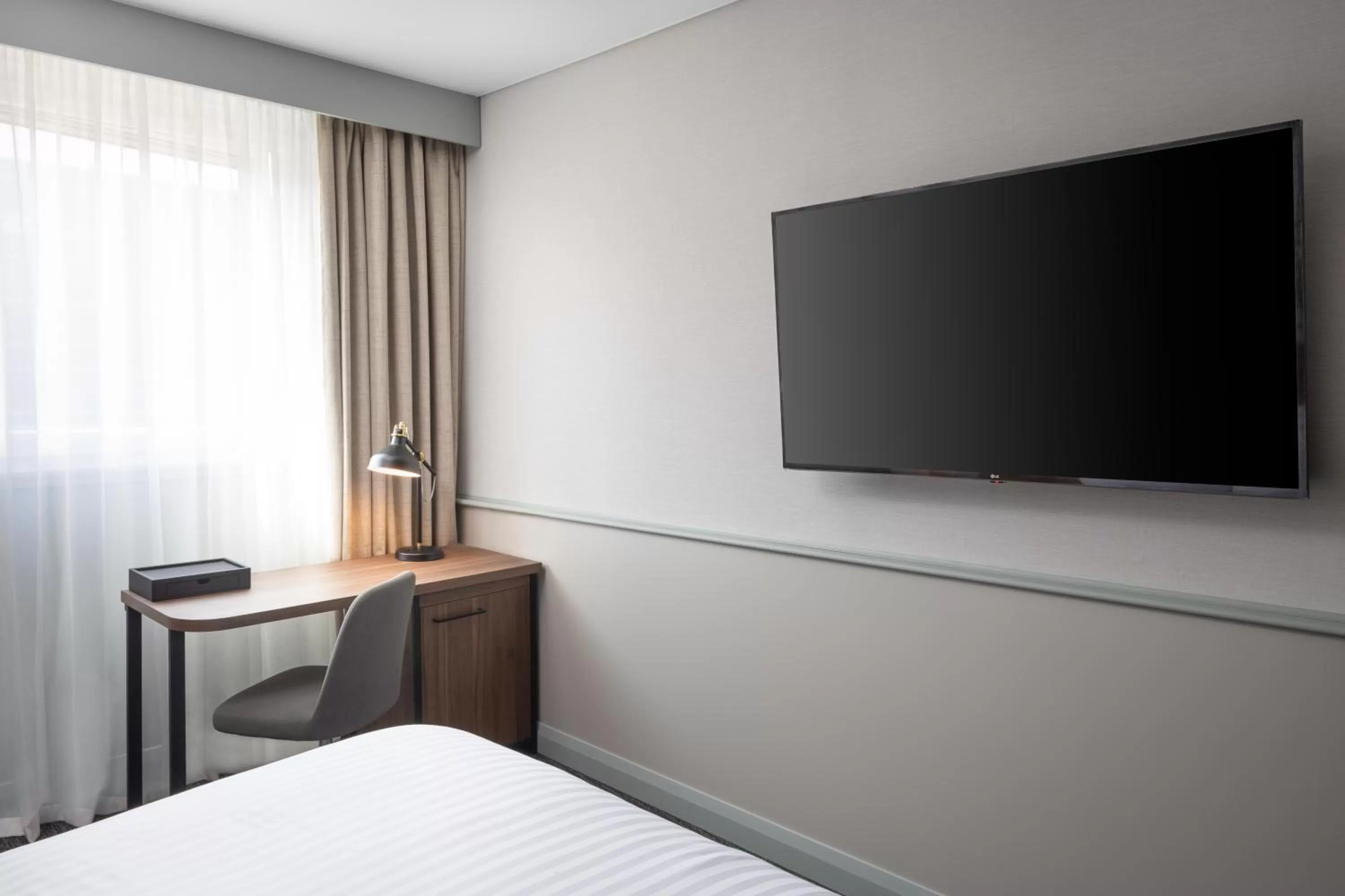 Bedroom, Bed in Four Points by Sheraton Edinburgh