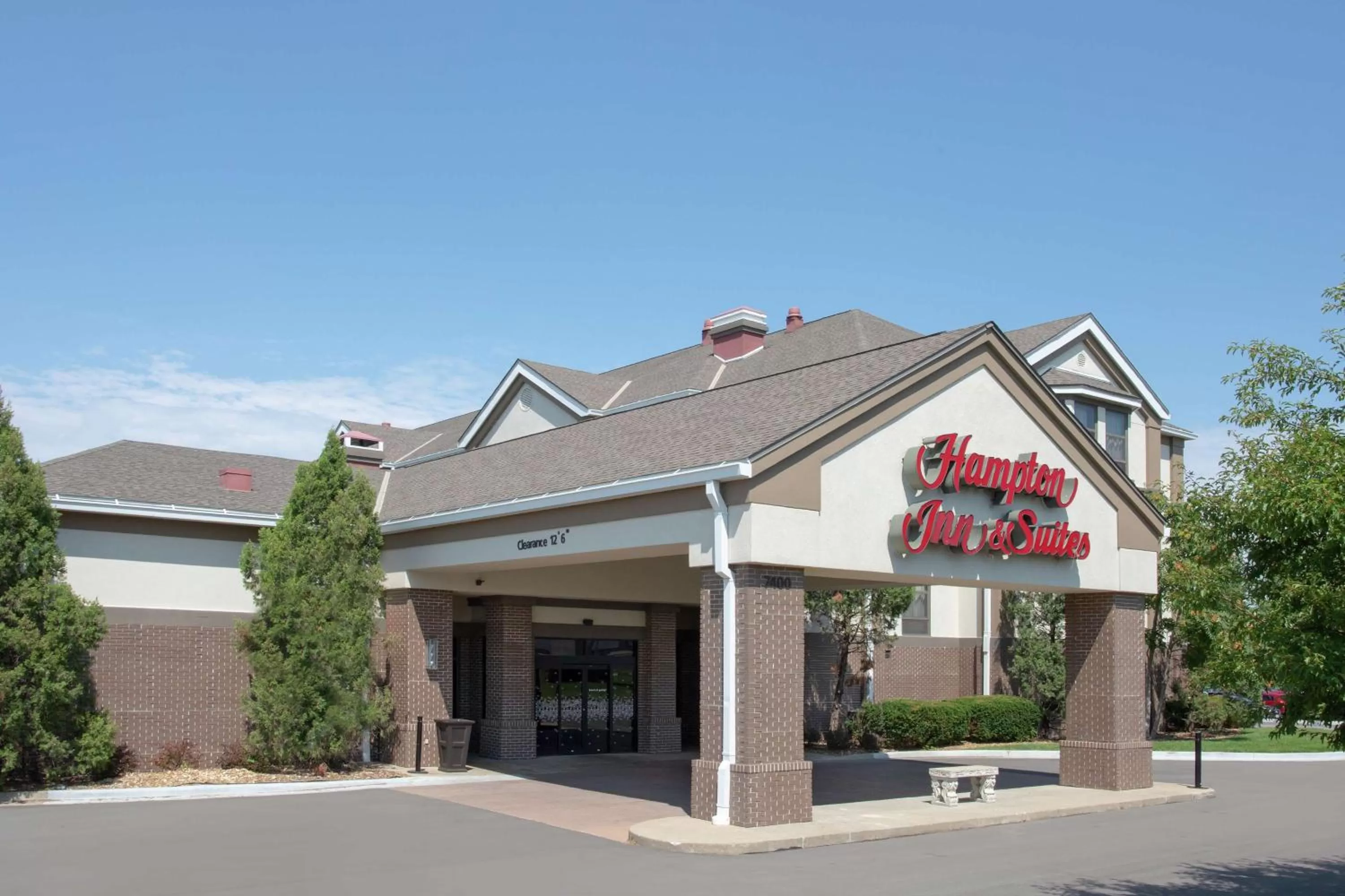 Property building in Hampton Inn & Suites Kansas City-Merriam