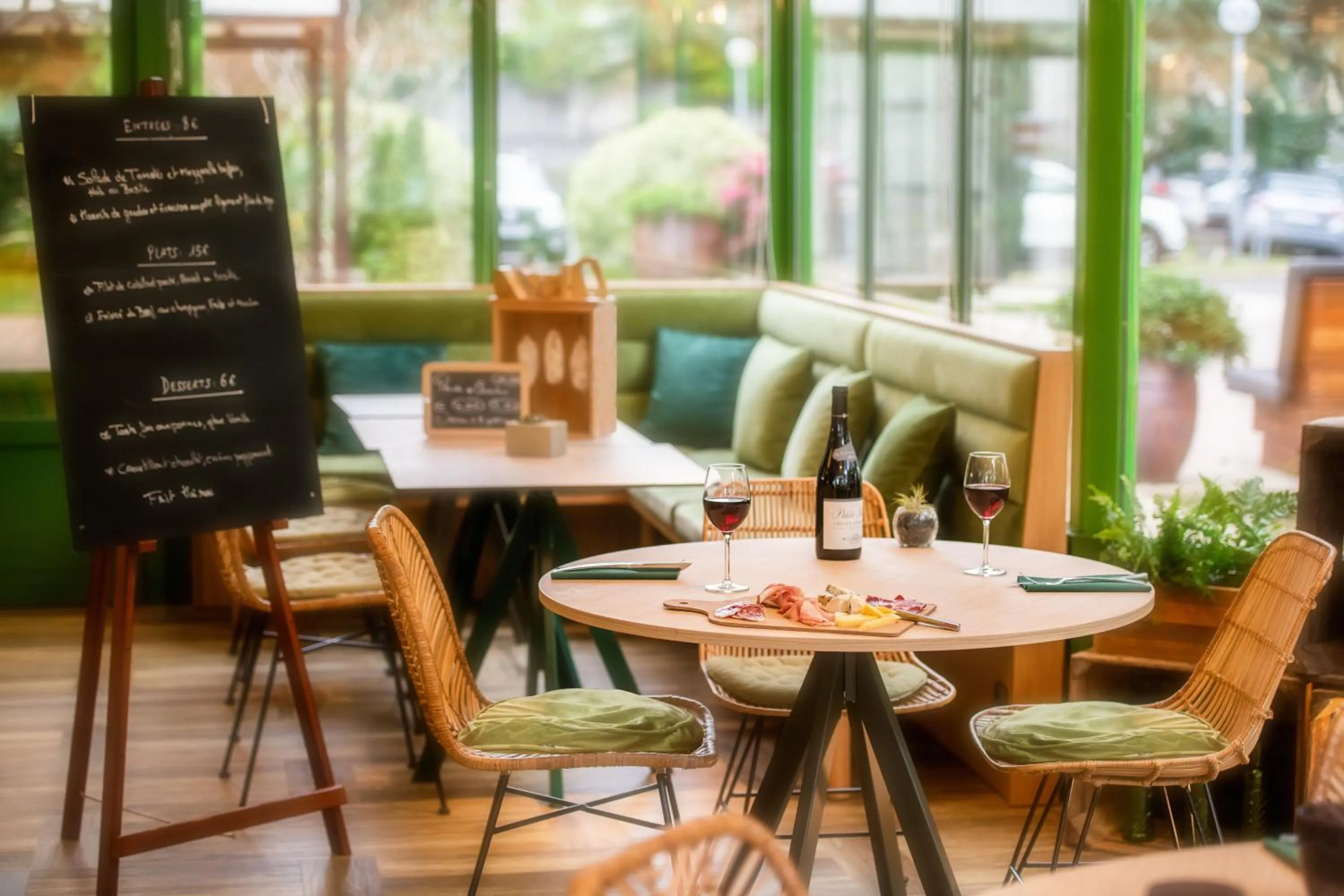 Restaurant/places to eat in Mercure Niort Marais Poitevin