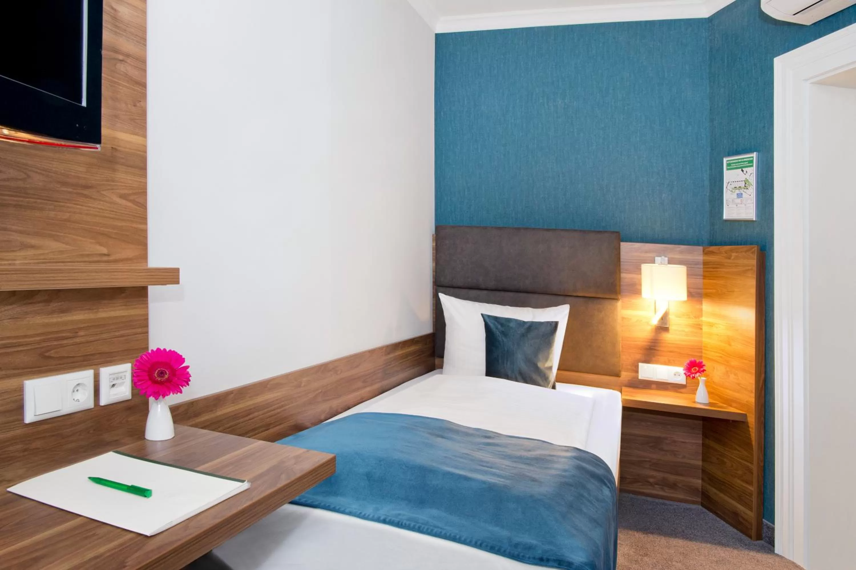 Photo of the whole room, Bed in Schwarzer Bär Jena