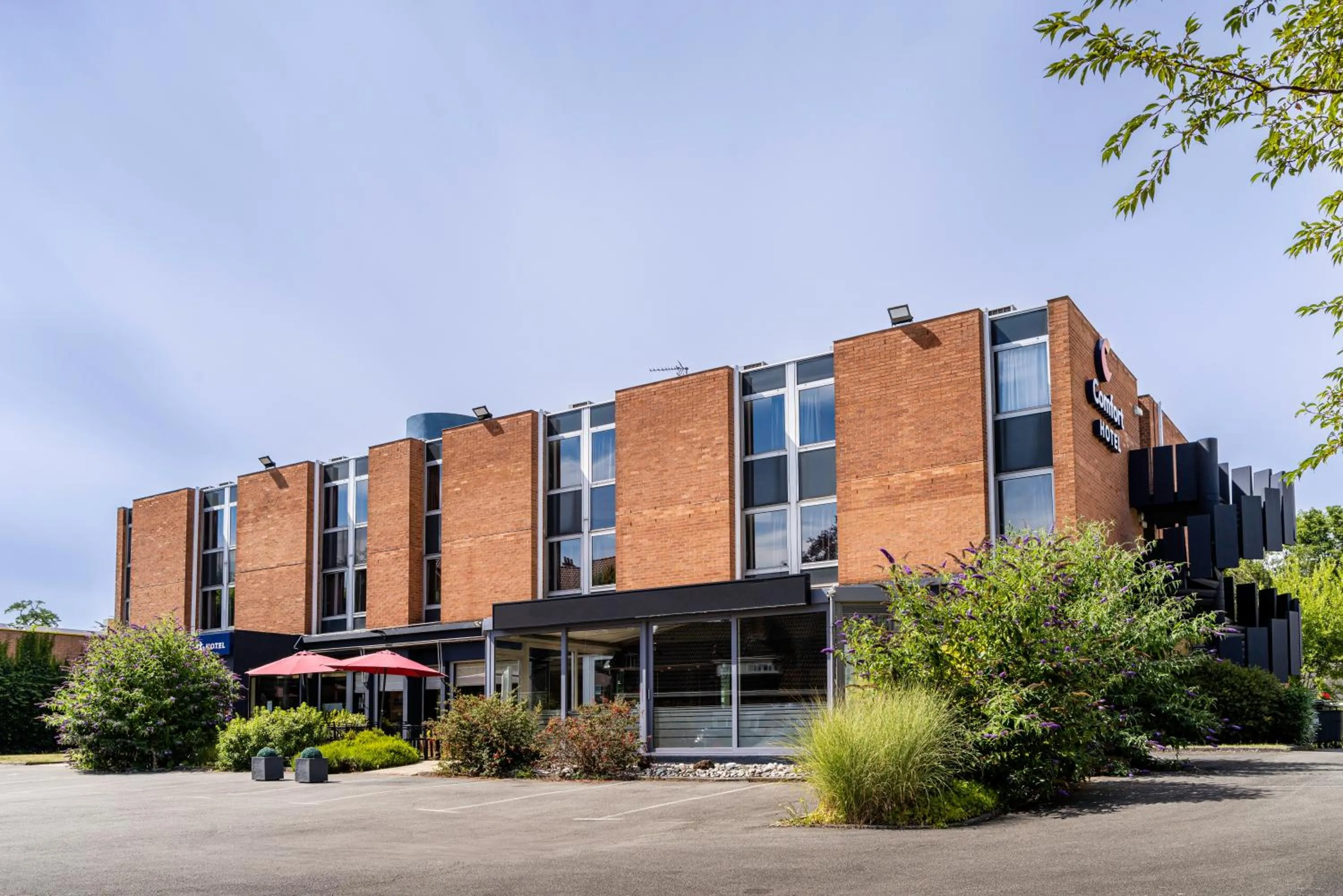 Property building in Comfort Hotel Lille L'Union