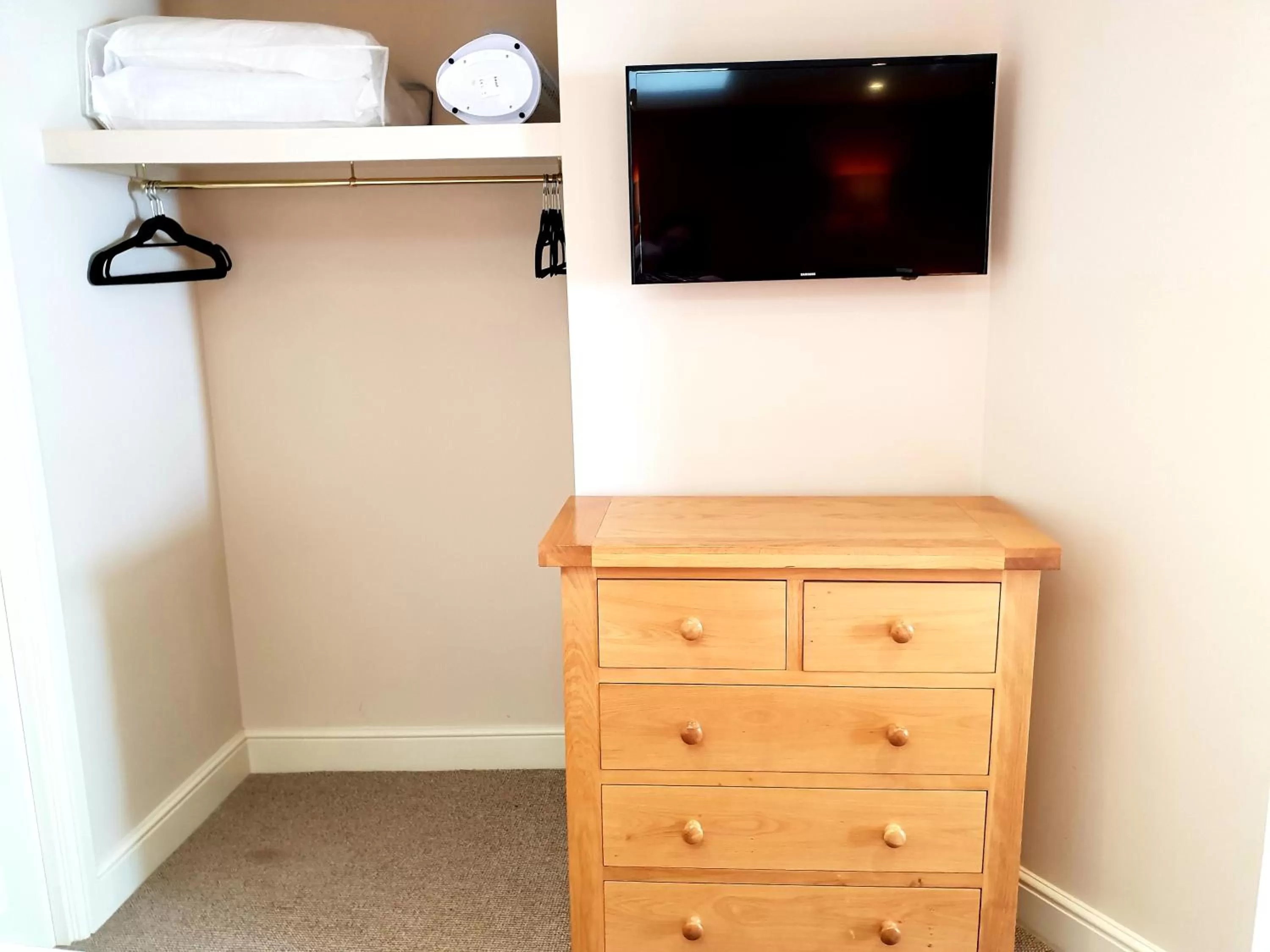 Bedroom in The Pelican Inn