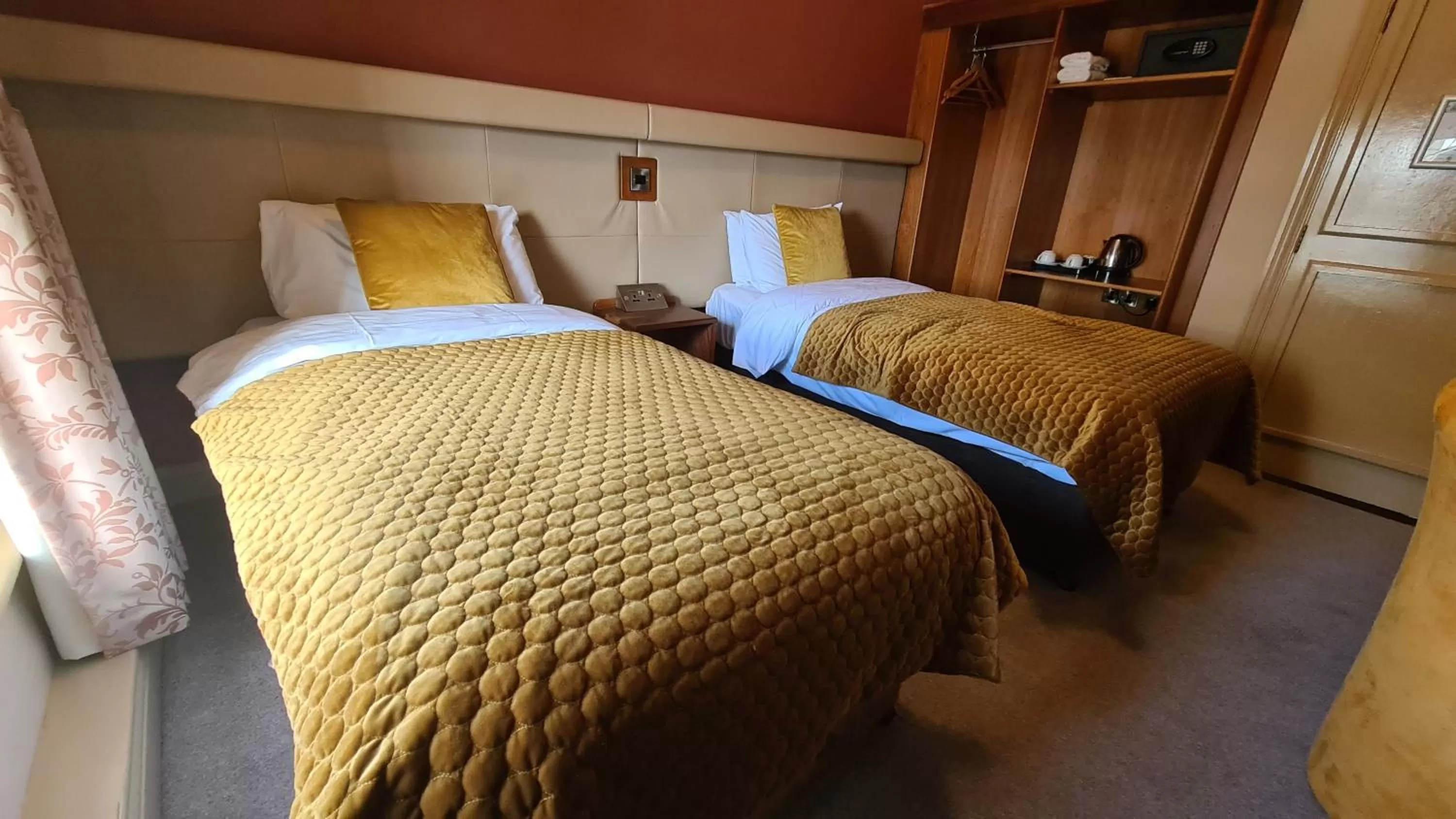 Bedroom, Bed in The Farnham Arms Hotel