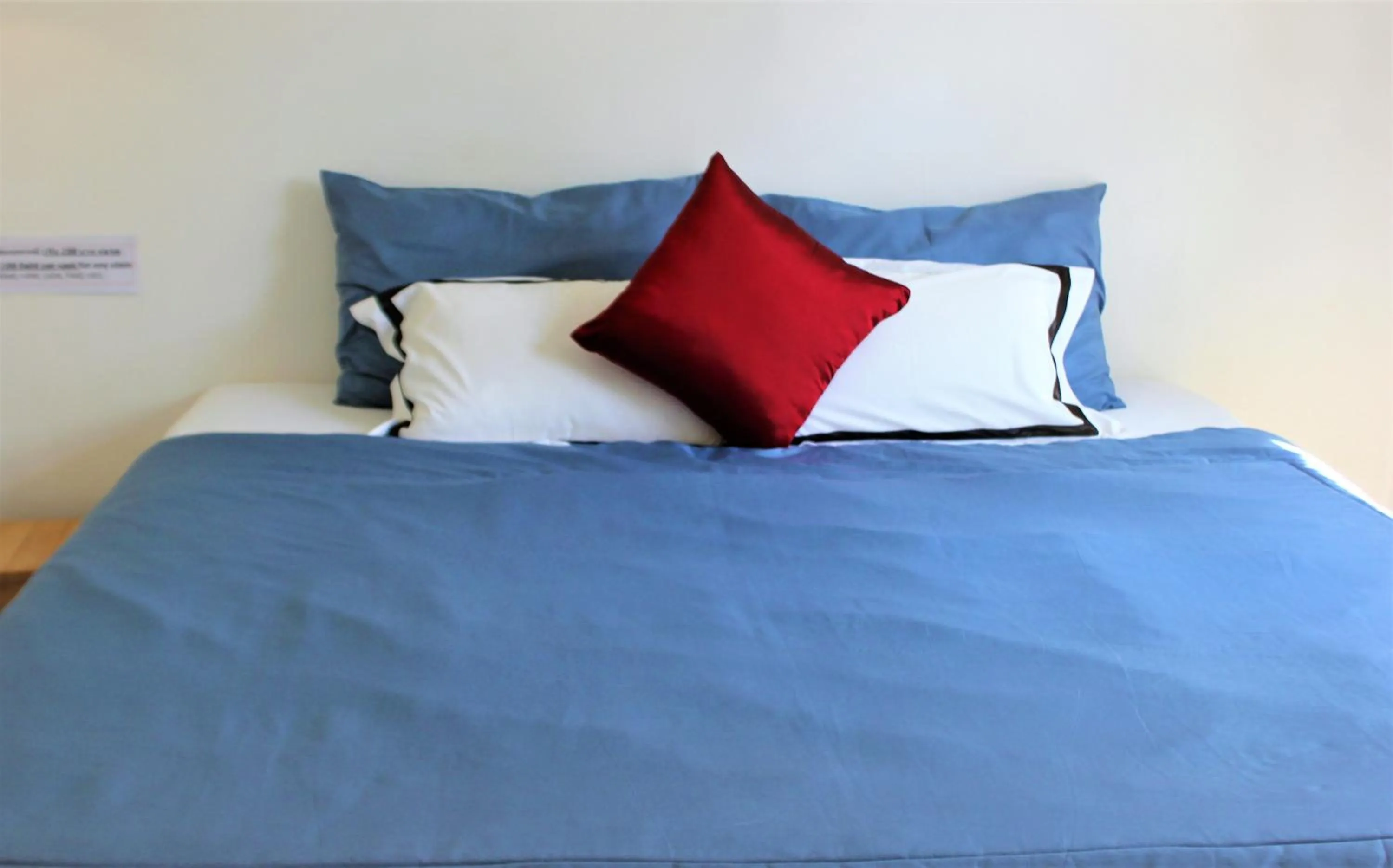 Bed in 1715 House - White Rhino