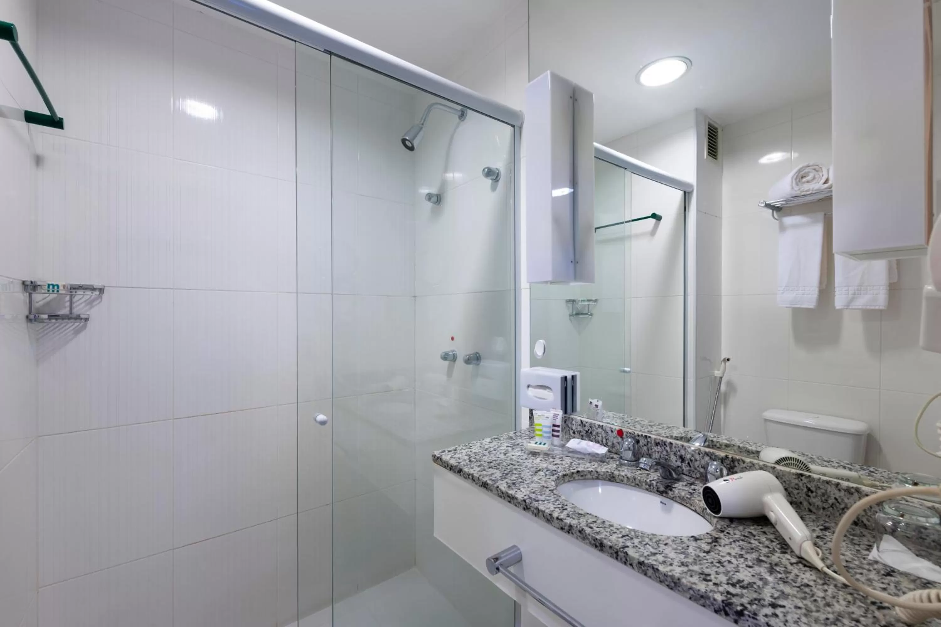 Shower in Mercure Rio de Janeiro Nova Iguaçu