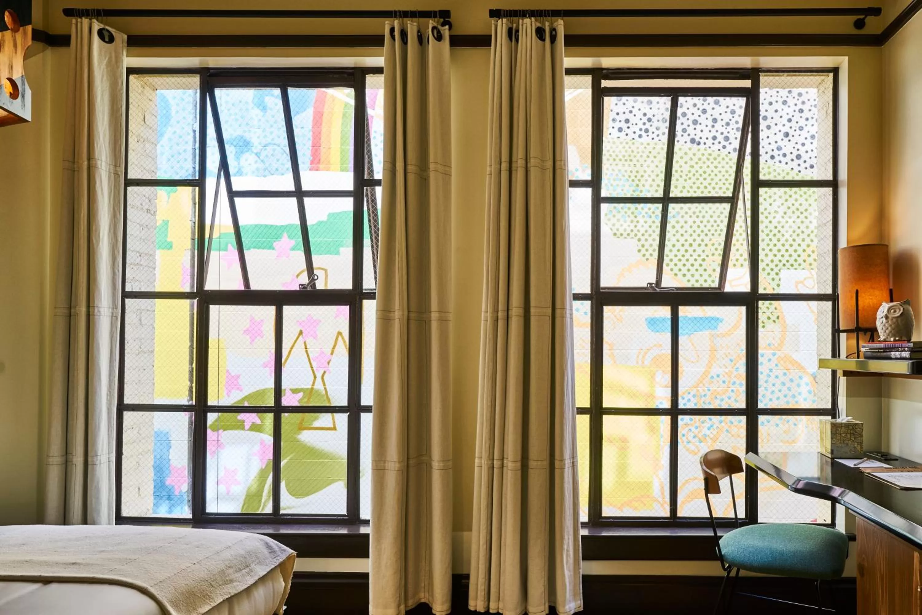 Photo of the whole room, Bed in Freehand Los Angeles