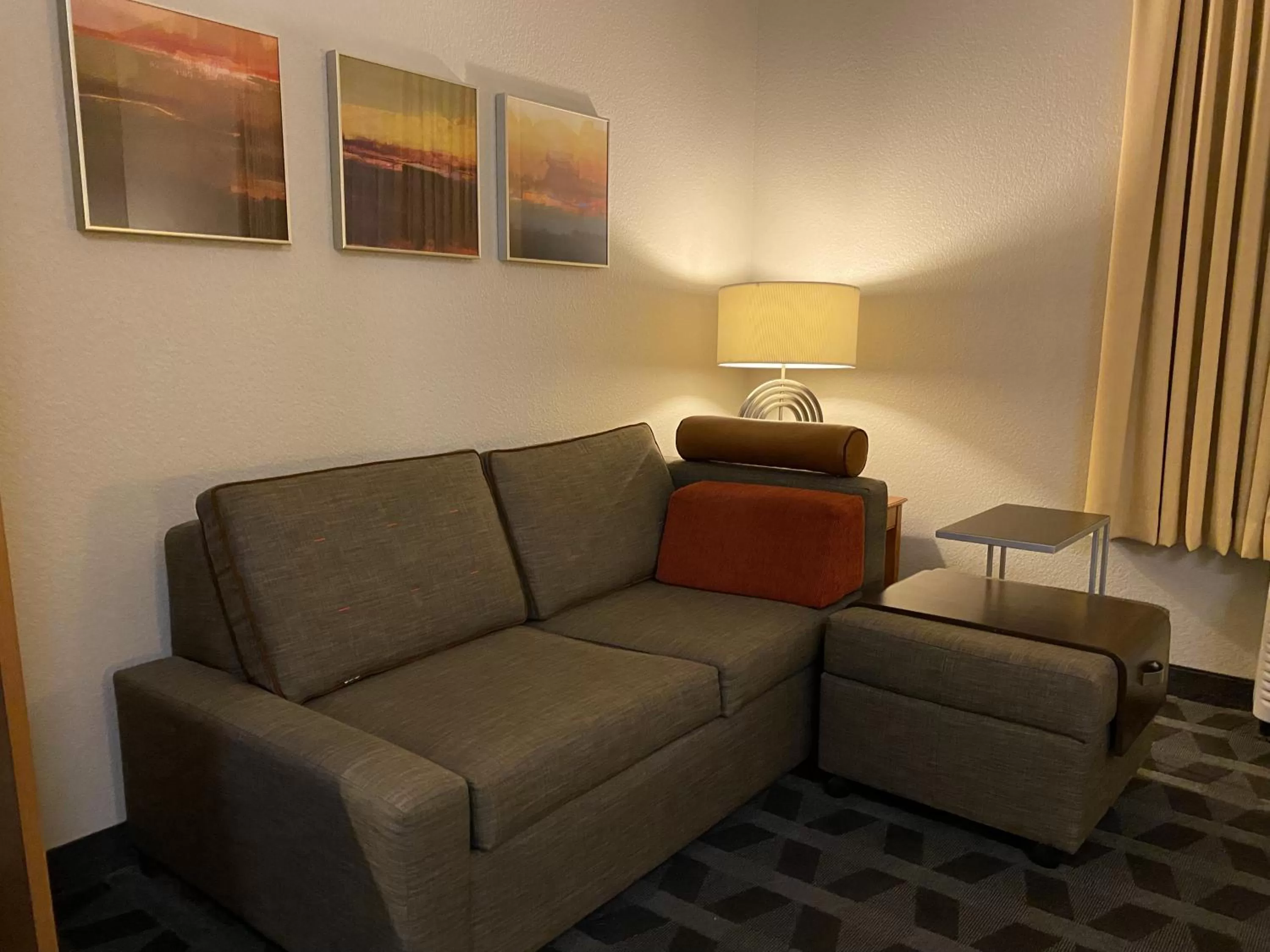 Seating area in MainStay Suites Middleburg Heights Cleveland Airport
