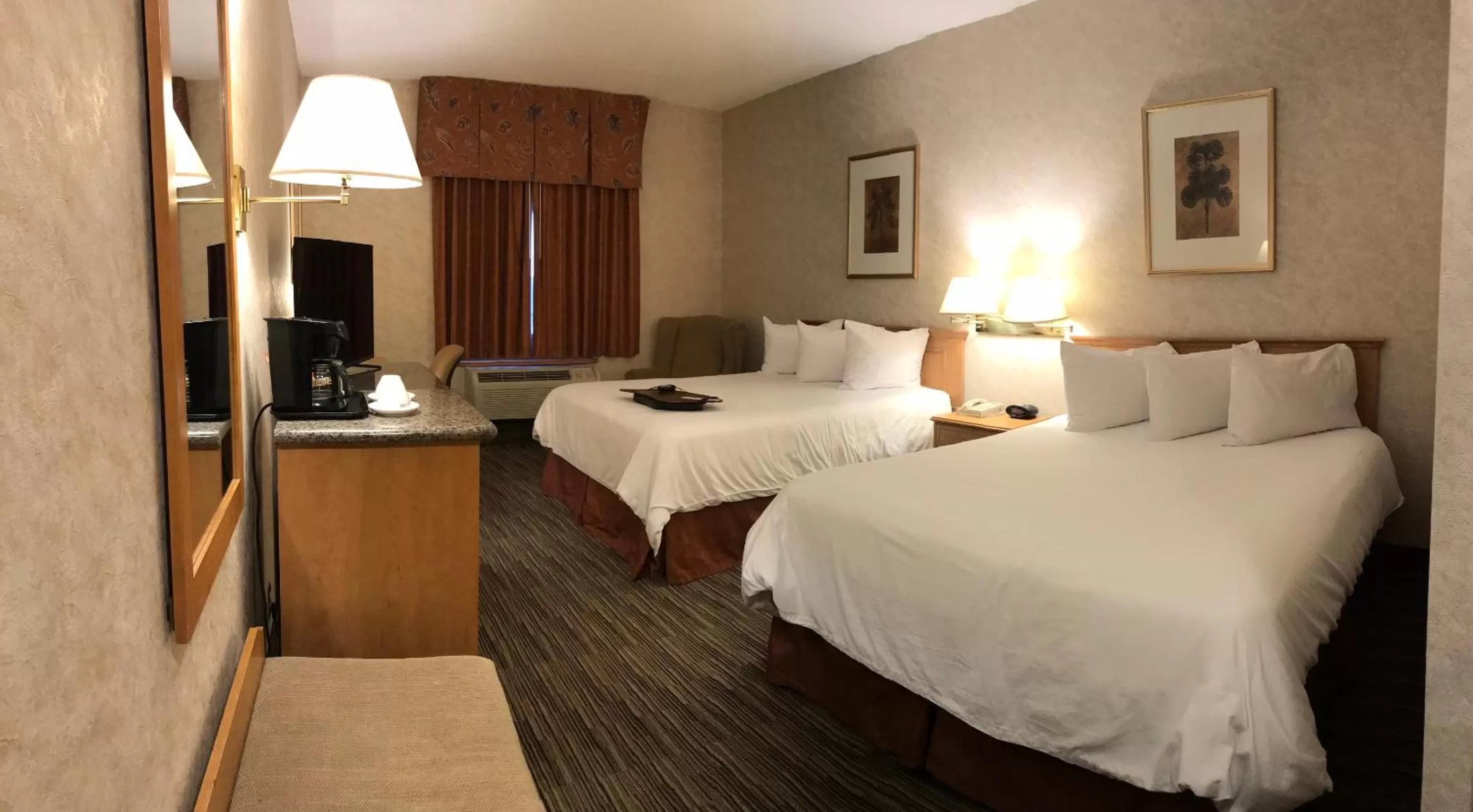 Bed in Humphry Inn and Suites