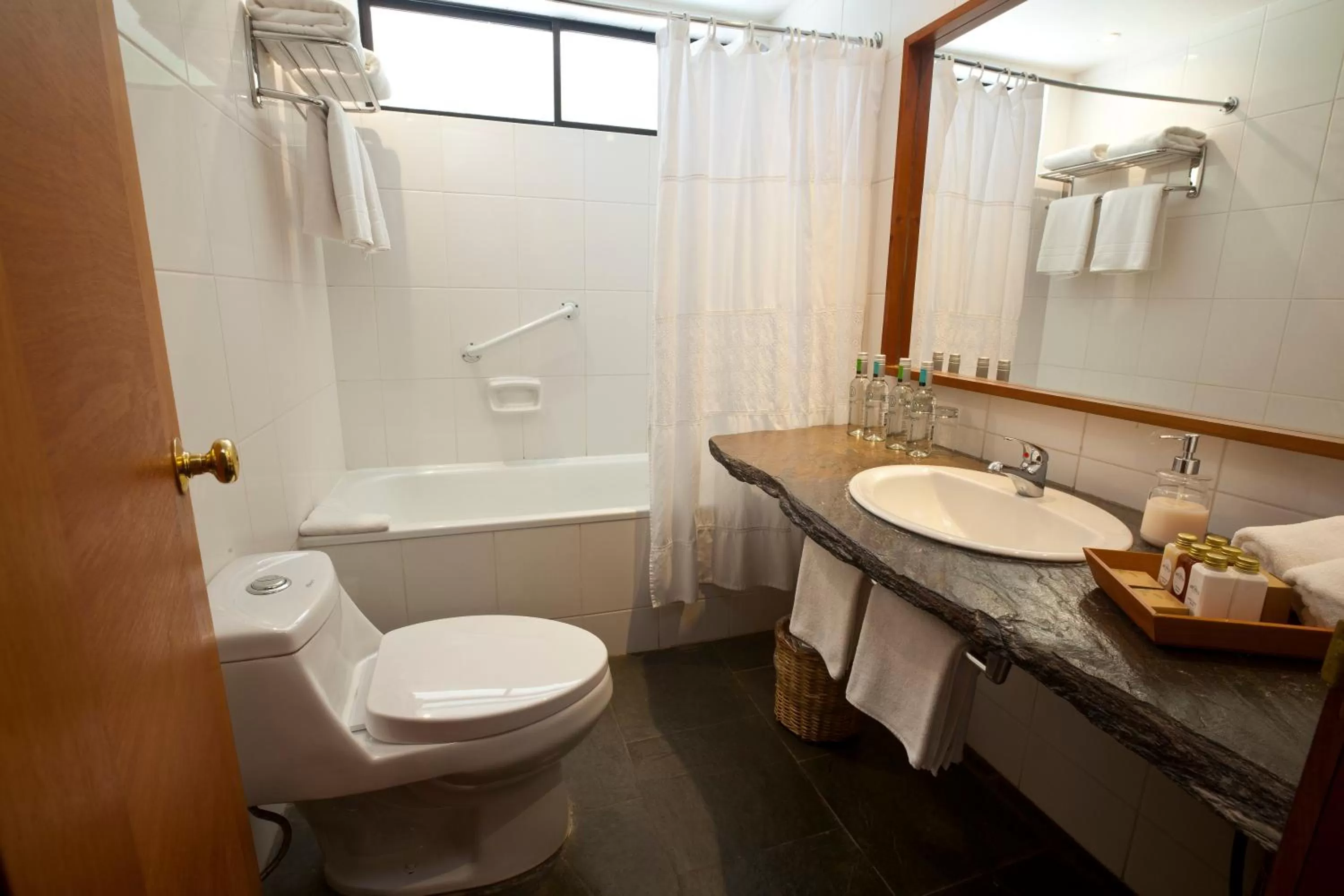 Bathroom in Hotel Antumalal